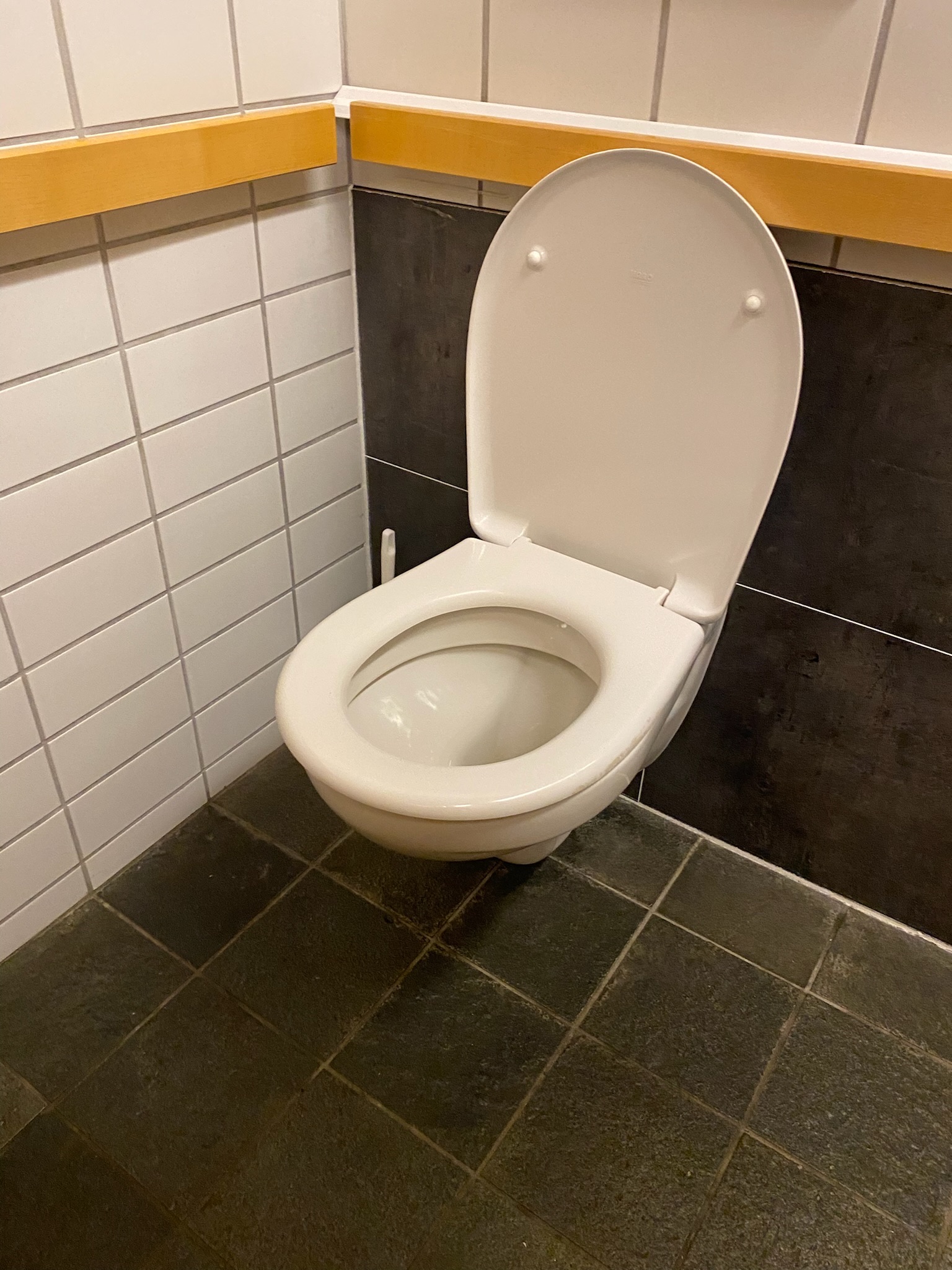 SELT/SOLD WC / vegghengt salerni, kassi og takkar (13 stk.) 9