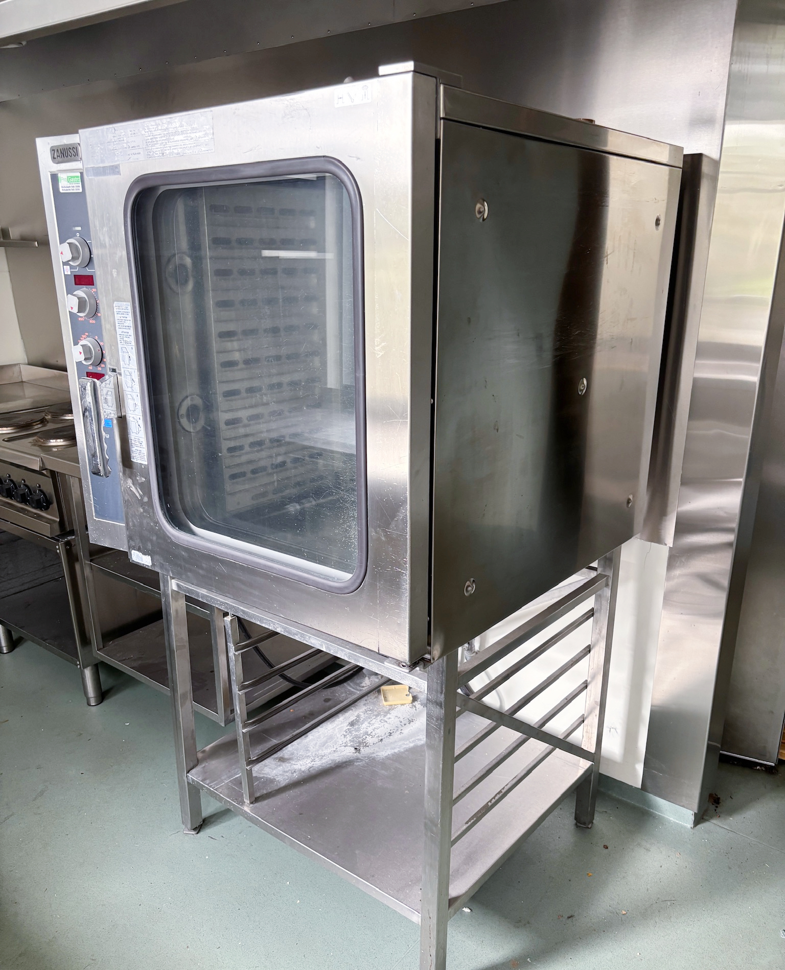 SELT / SOLD Zanussi ofn á ofnstandi, 10 skúffur
