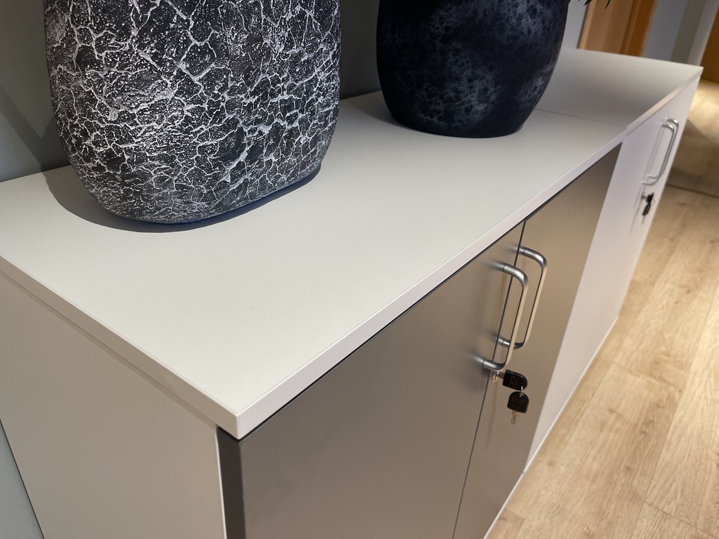 SELT / SOLD Stílhreinir skápar frá Hirzlan læsanlegur H82x B80 x D40 sm 12