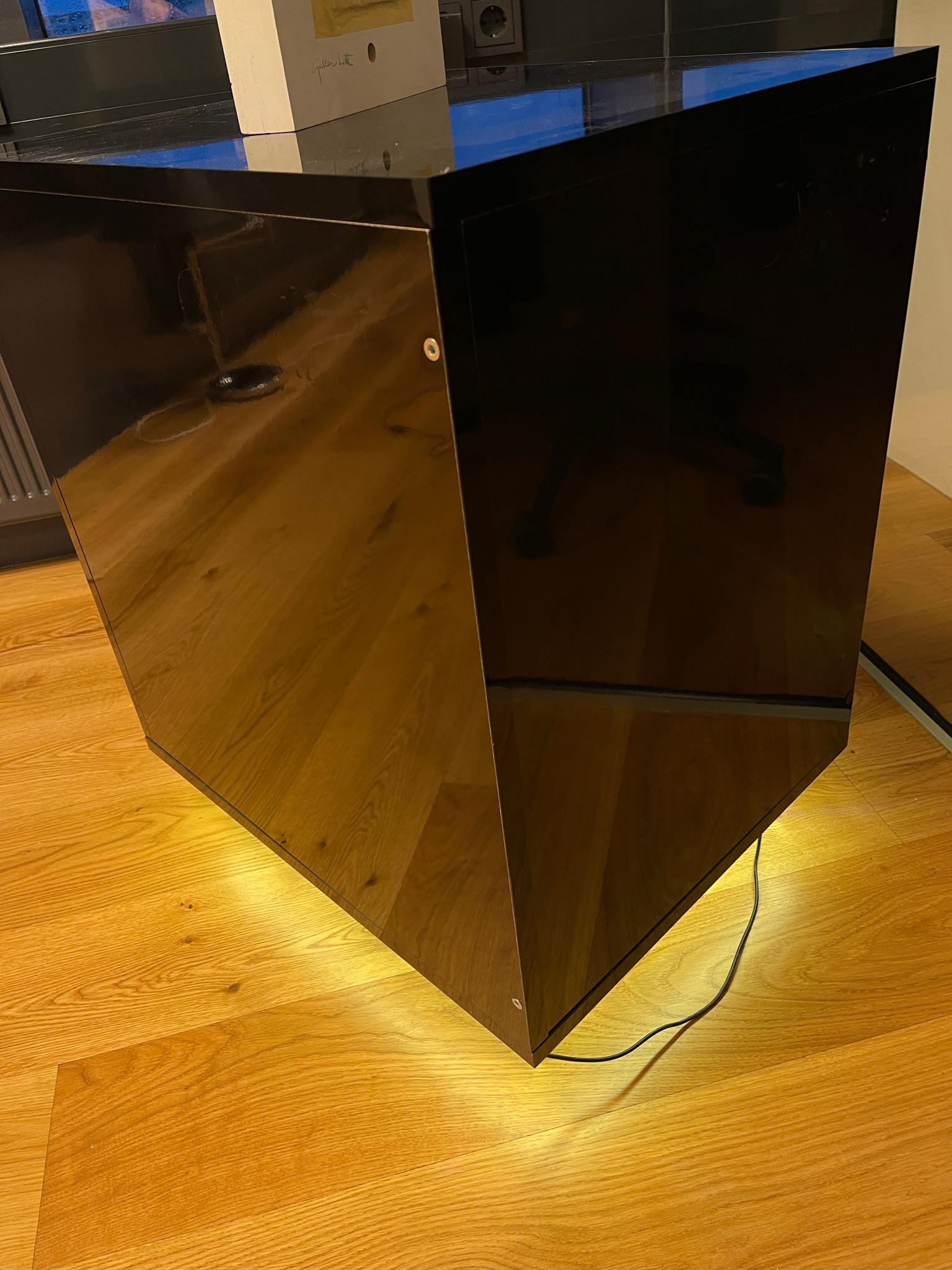 SELT / SOLD Sýningarbox m.ledlýsingu 5