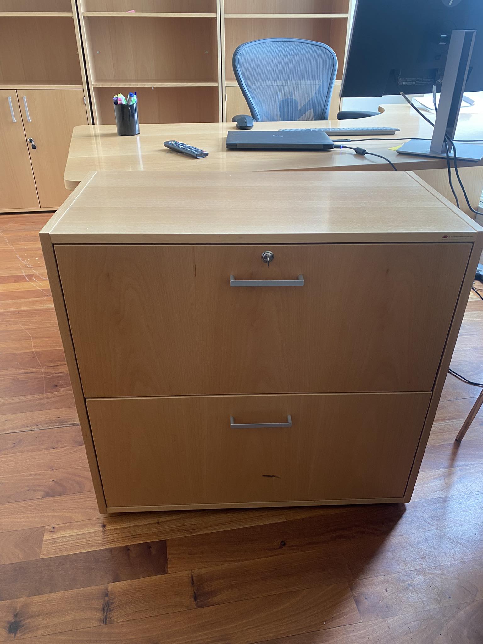 SELT / SOLD Skenkur með skjalaskúffu á hjólum