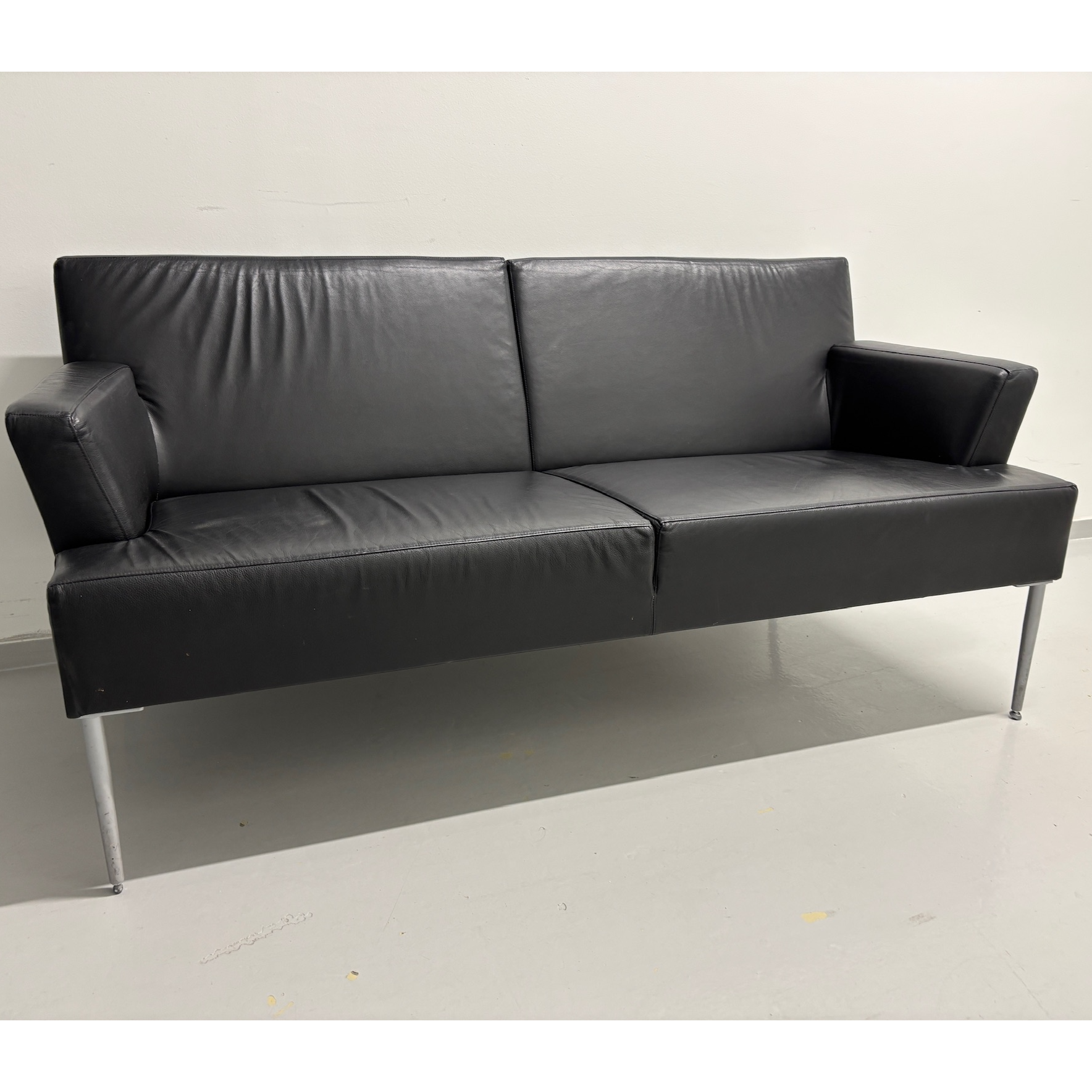 SELT / SOLD Kinnarps leðursófi frá Pennanum