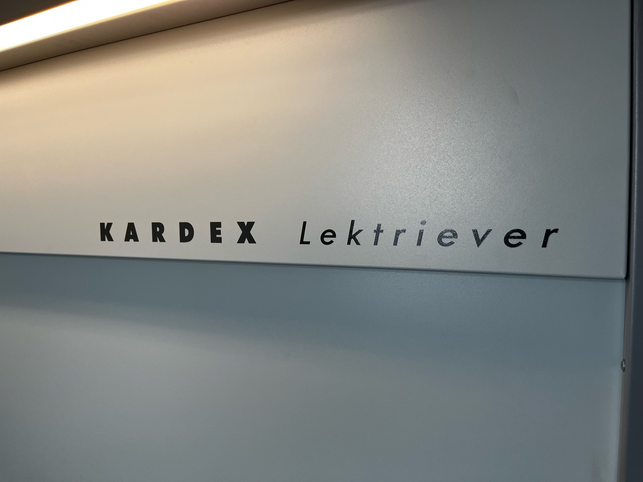 SELT / SOLD - Kardex lagerhillukerfi / rúlluhillur - MYNDBAND 8