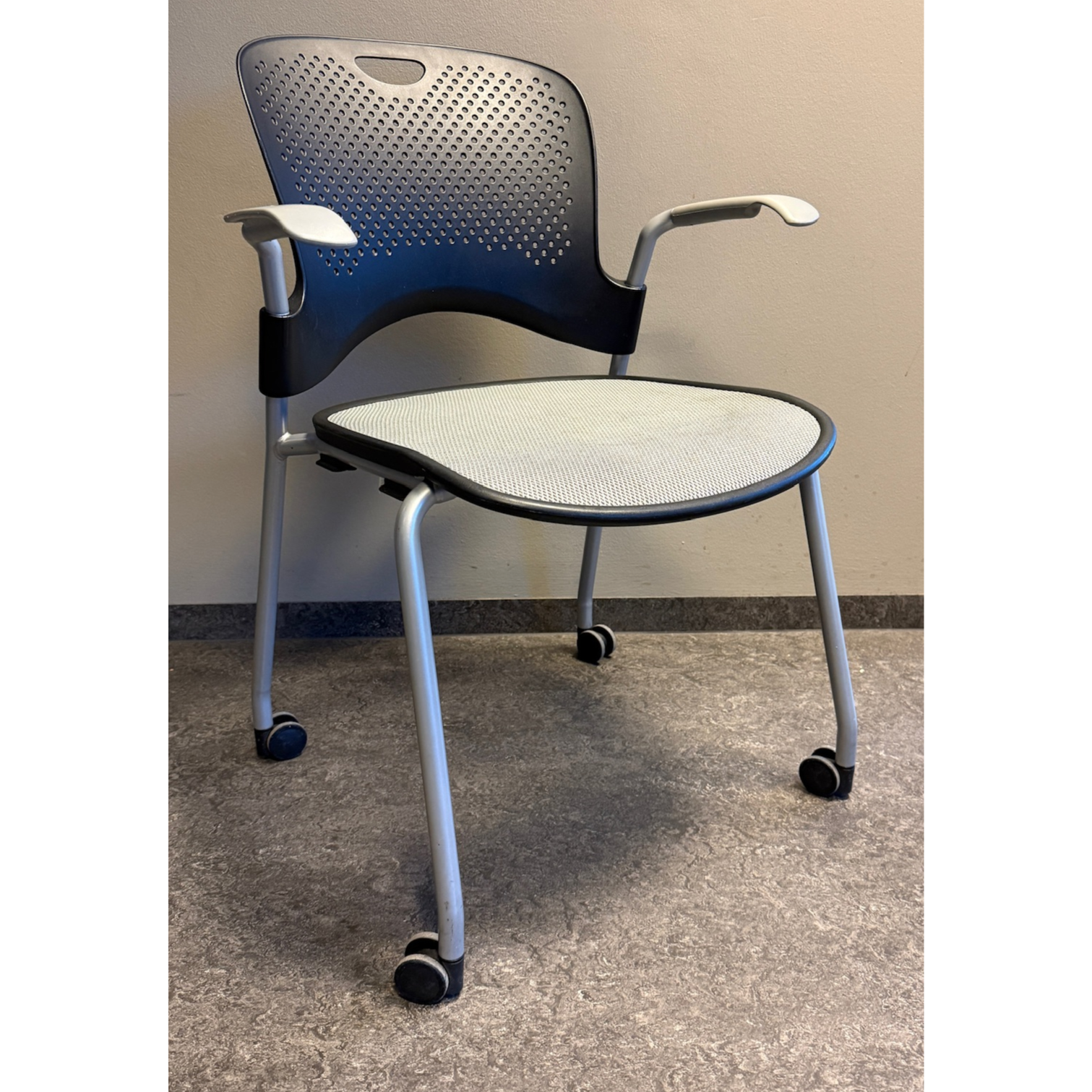 SELT / SOLD Herman Miller fundarstóll á hjólum, staflanlegur