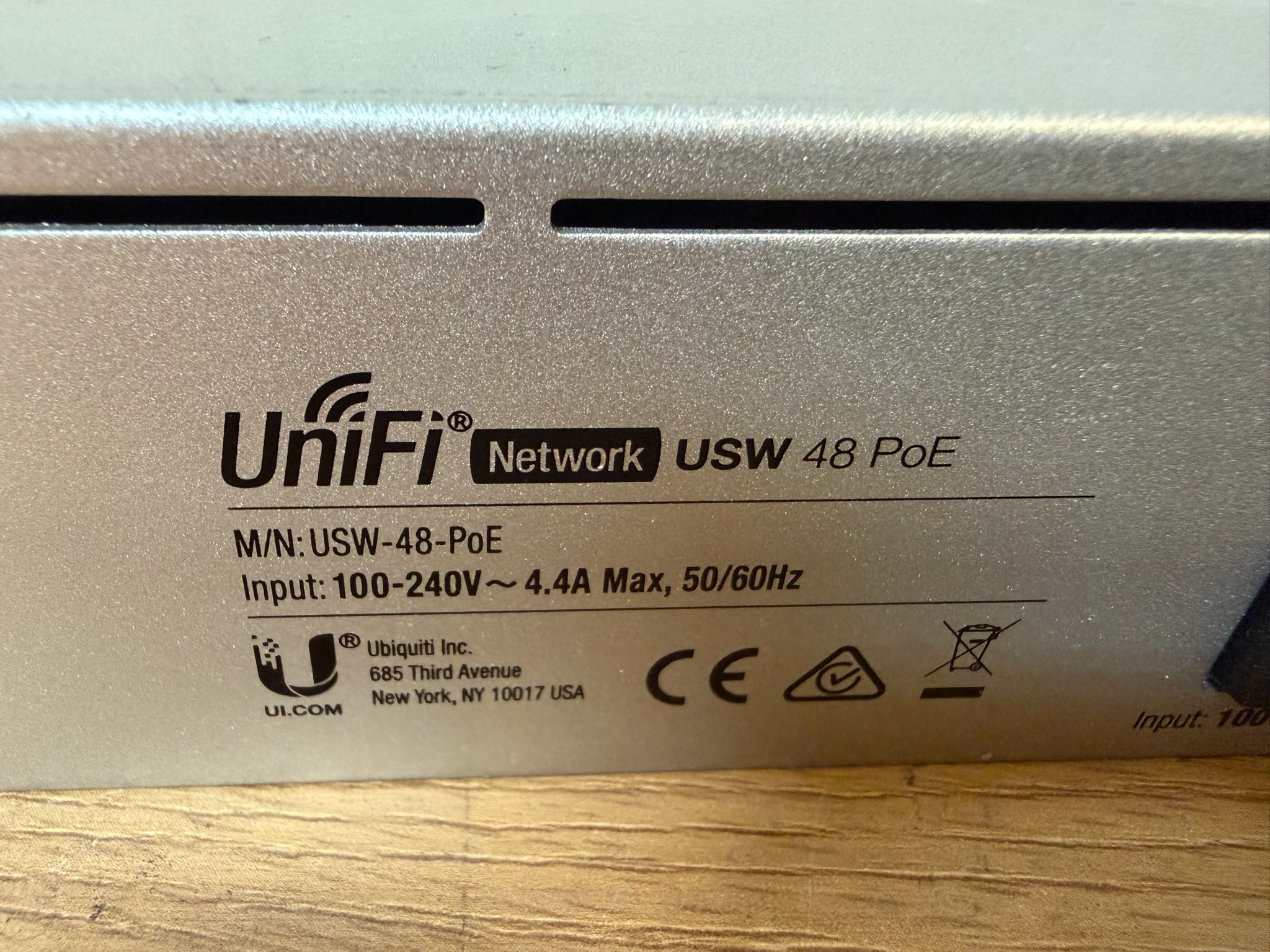 SELT / SOLD UniFi USW 48 PoE sviss frá Ofar 3