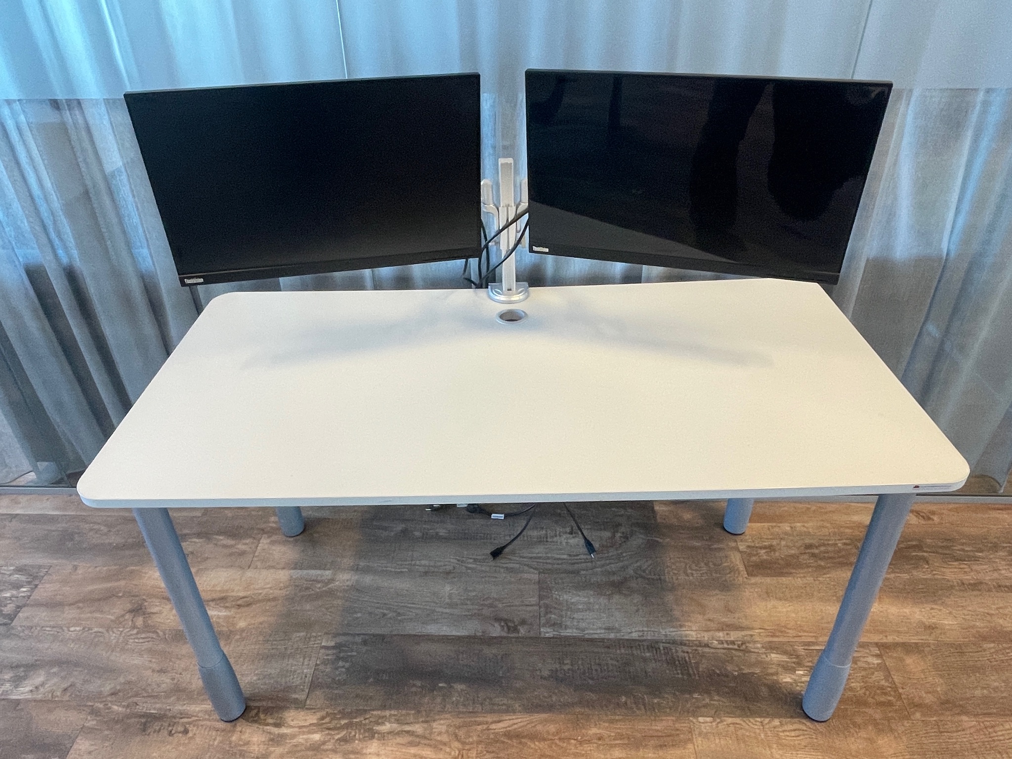SELT / SOLD Vinnuaðstaða - Skrifborð ásamt 2 skjáum á armi, B140xD70 sm.