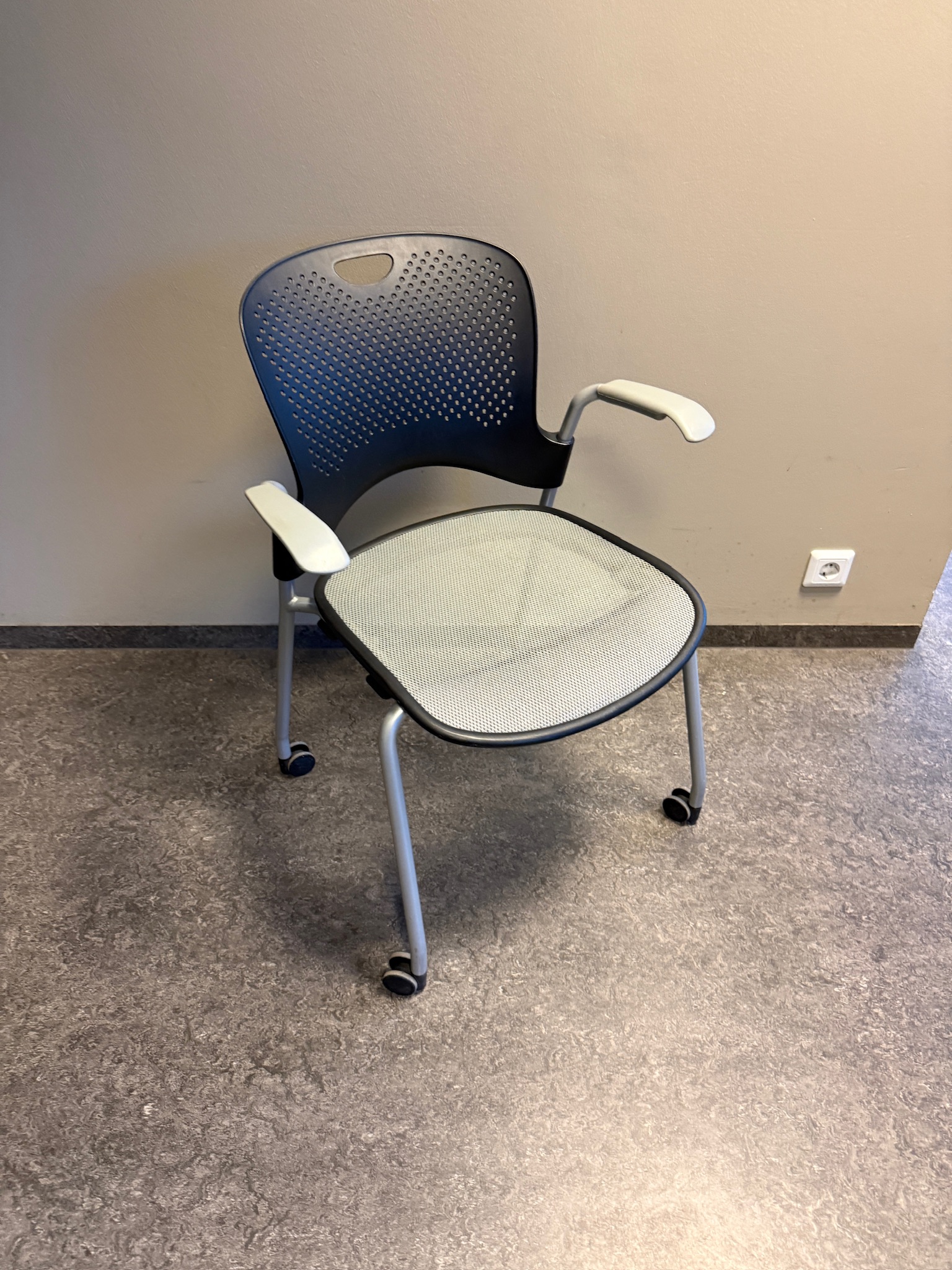 SELT / SOLD Herman Miller fundarstóll á hjólum, staflanlegur 3