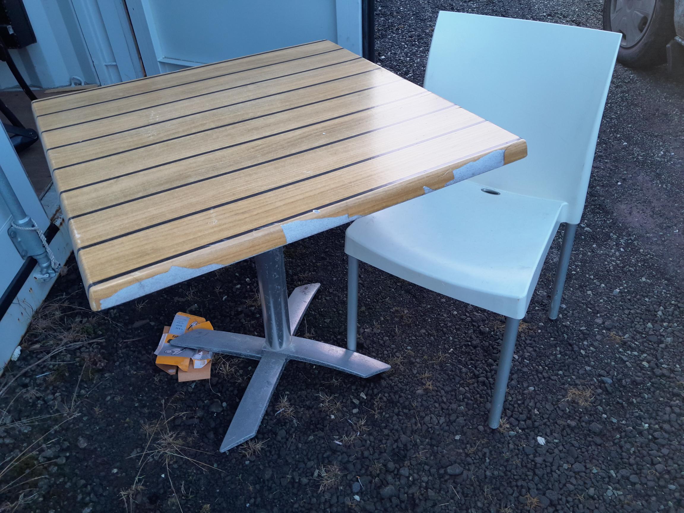 SELT / SOLD - Útiborð - veitingahús - 2 stk. útistólar 40 stk.