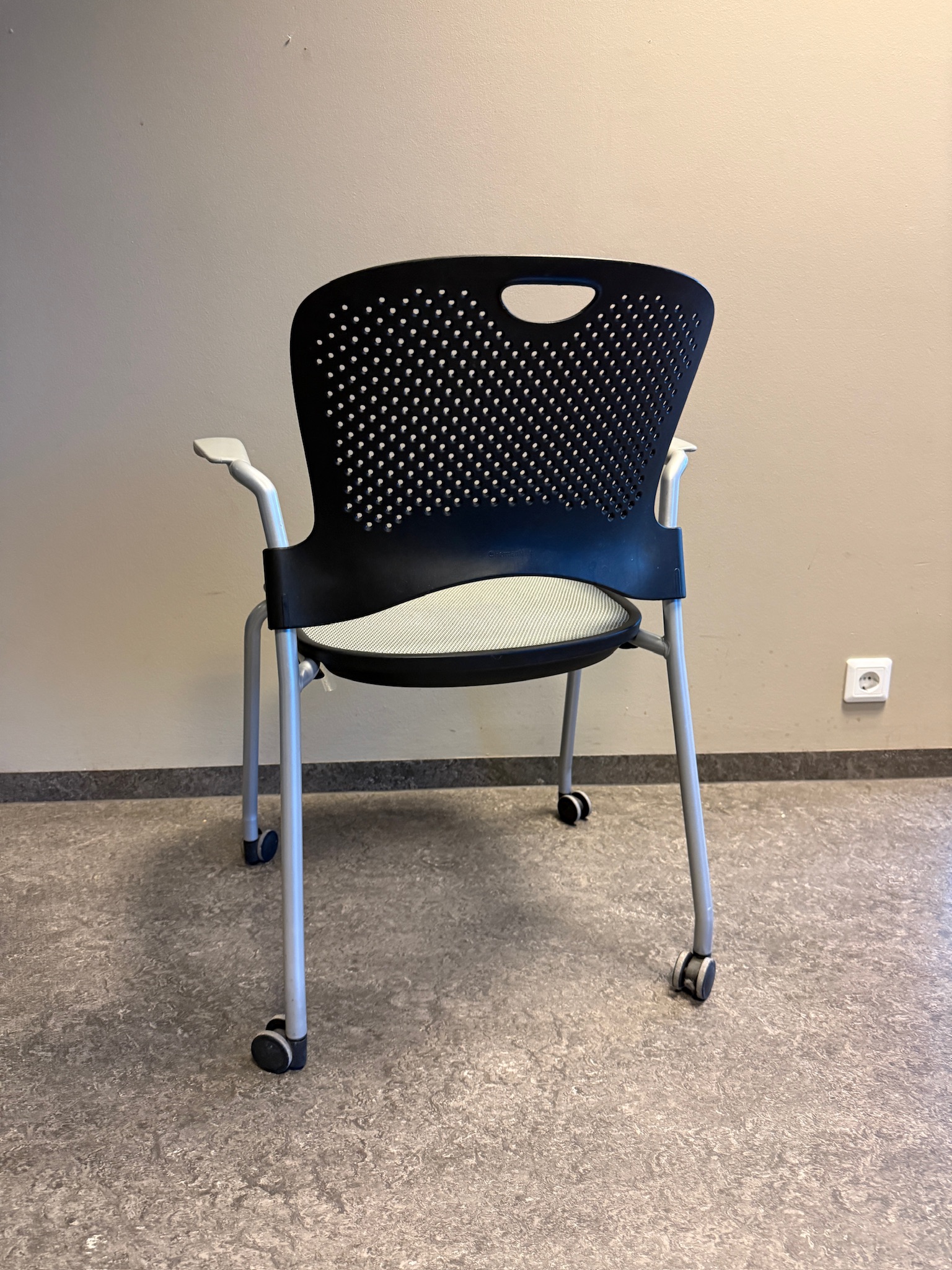 SELT / SOLD Herman Miller fundarstóll á hjólum, staflanlegur 6