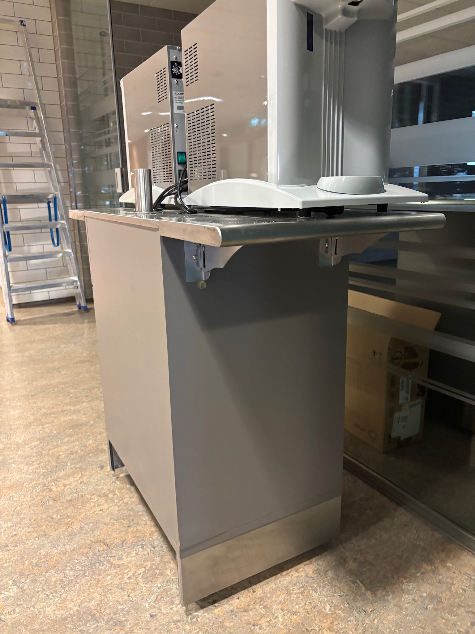 SELT / SOLD Metos undirborð/preppborð - með 2 sóda/vatnsvélum, B115/D46xH90 sm. 10