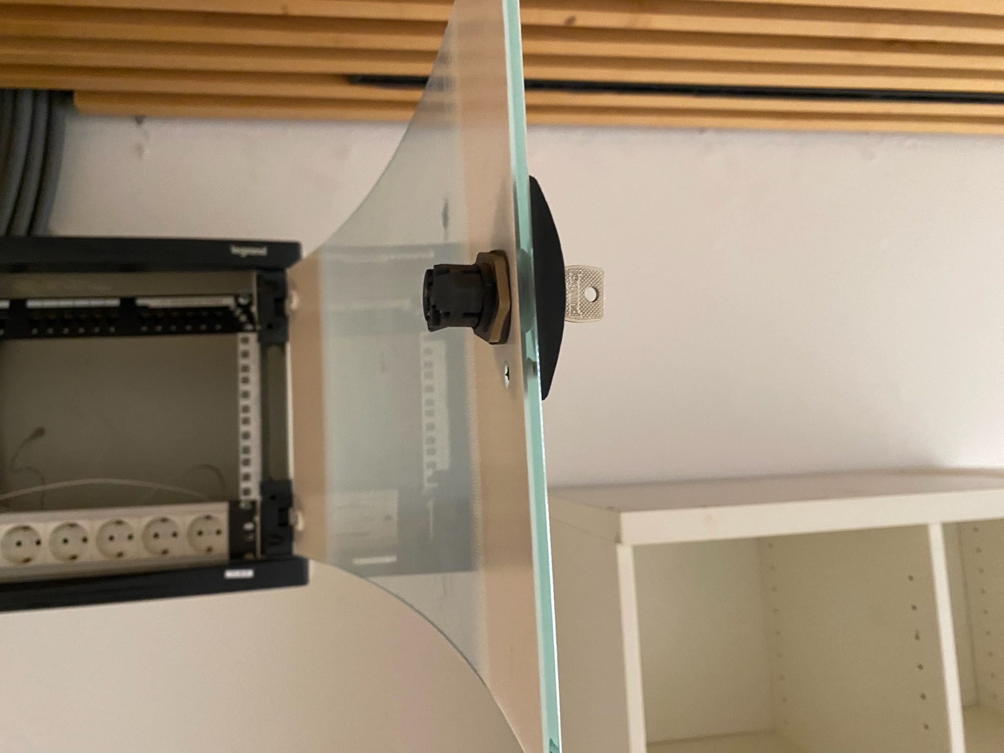 SELT / SOLD Tölvuskápur / serverskápur 5