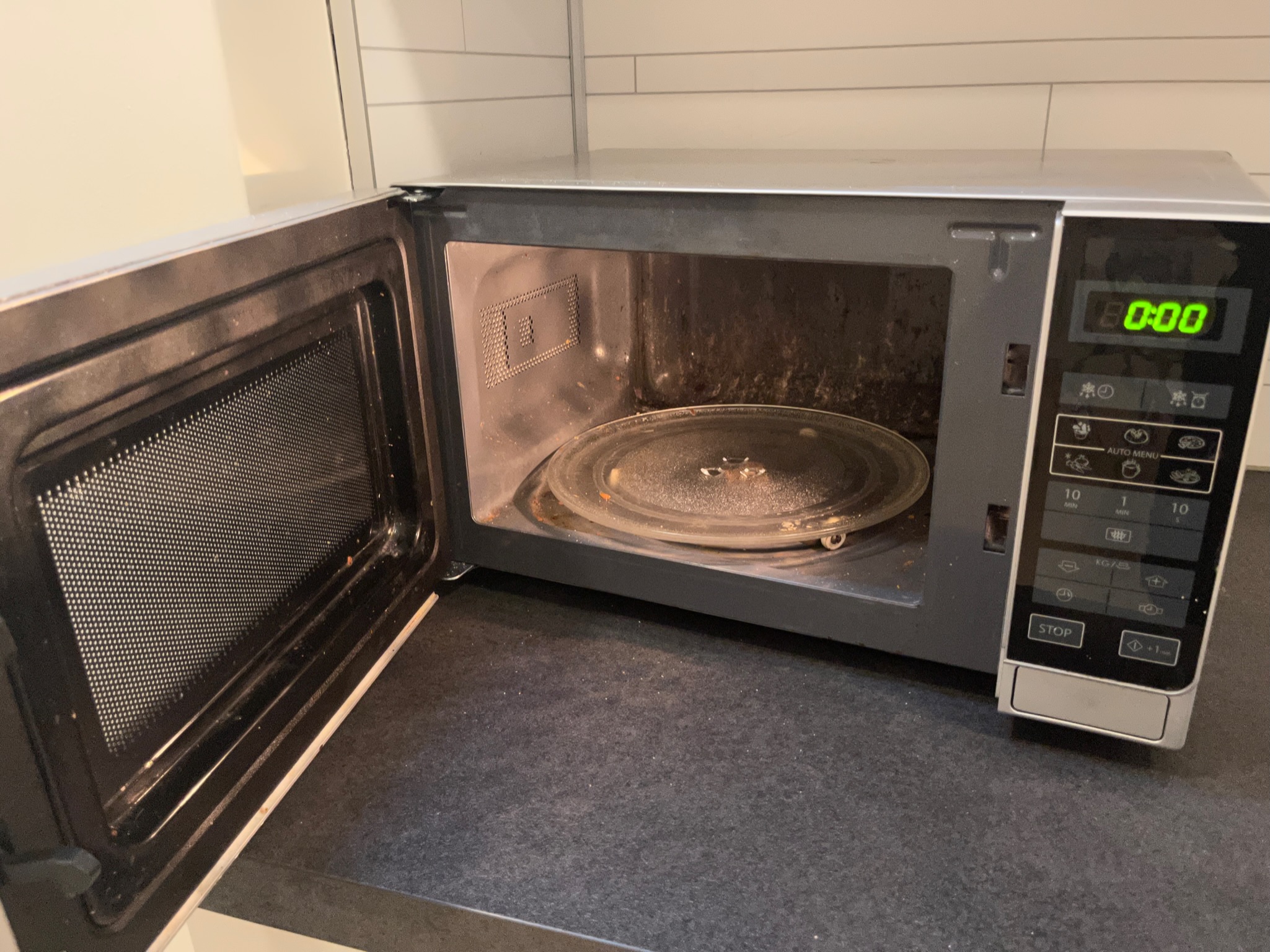 SELT / SOLD Sharp örbylgjuofn með grill 2