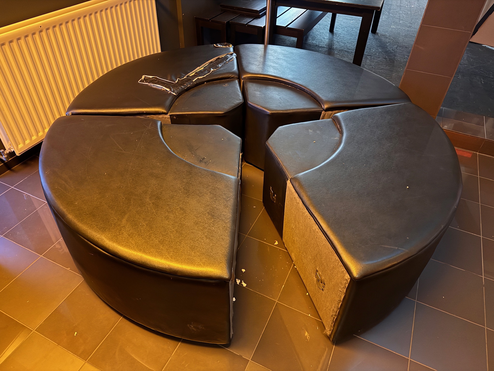 SELT / SOLD Hringlaga pleðurbekkur - Sambíóin Álfabakka 5