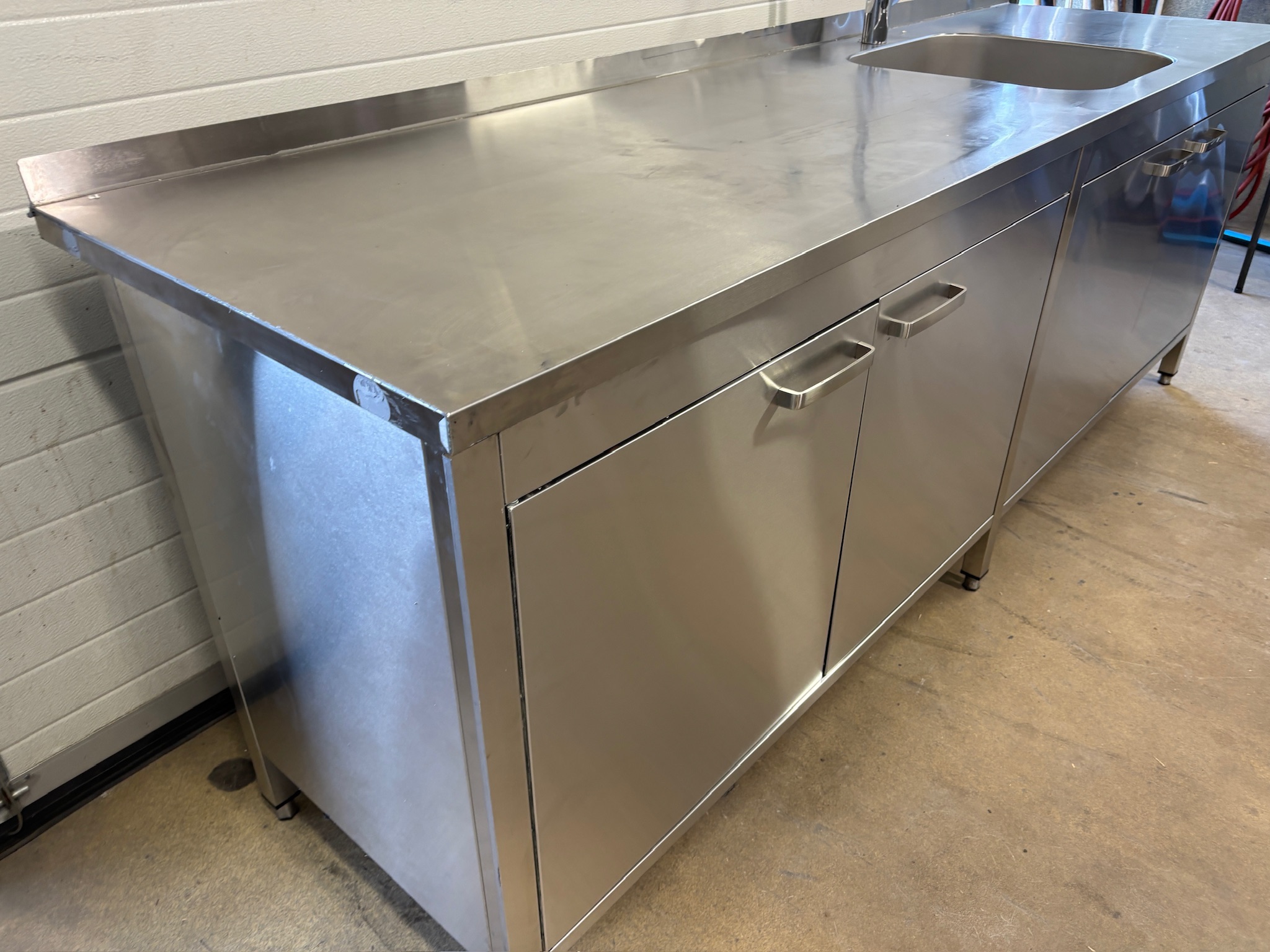 SELT / SOLD Vitrum stálborð m/vaski, blöndunartæki,skáp og kant B250xD70xH92sm. 3