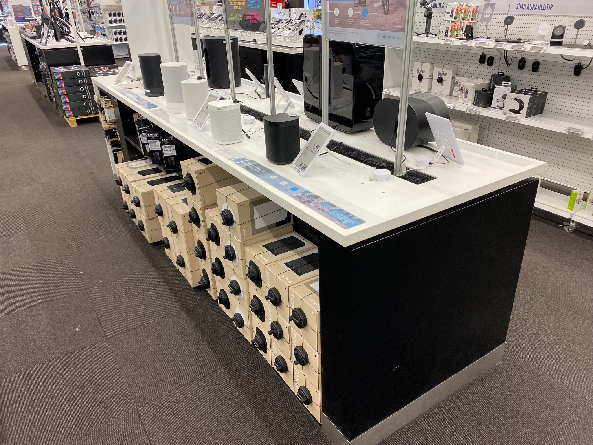 SELT / SOLD Sýningar/lagereyja með LED lýsingu, B270 x D90 x H92 sm.