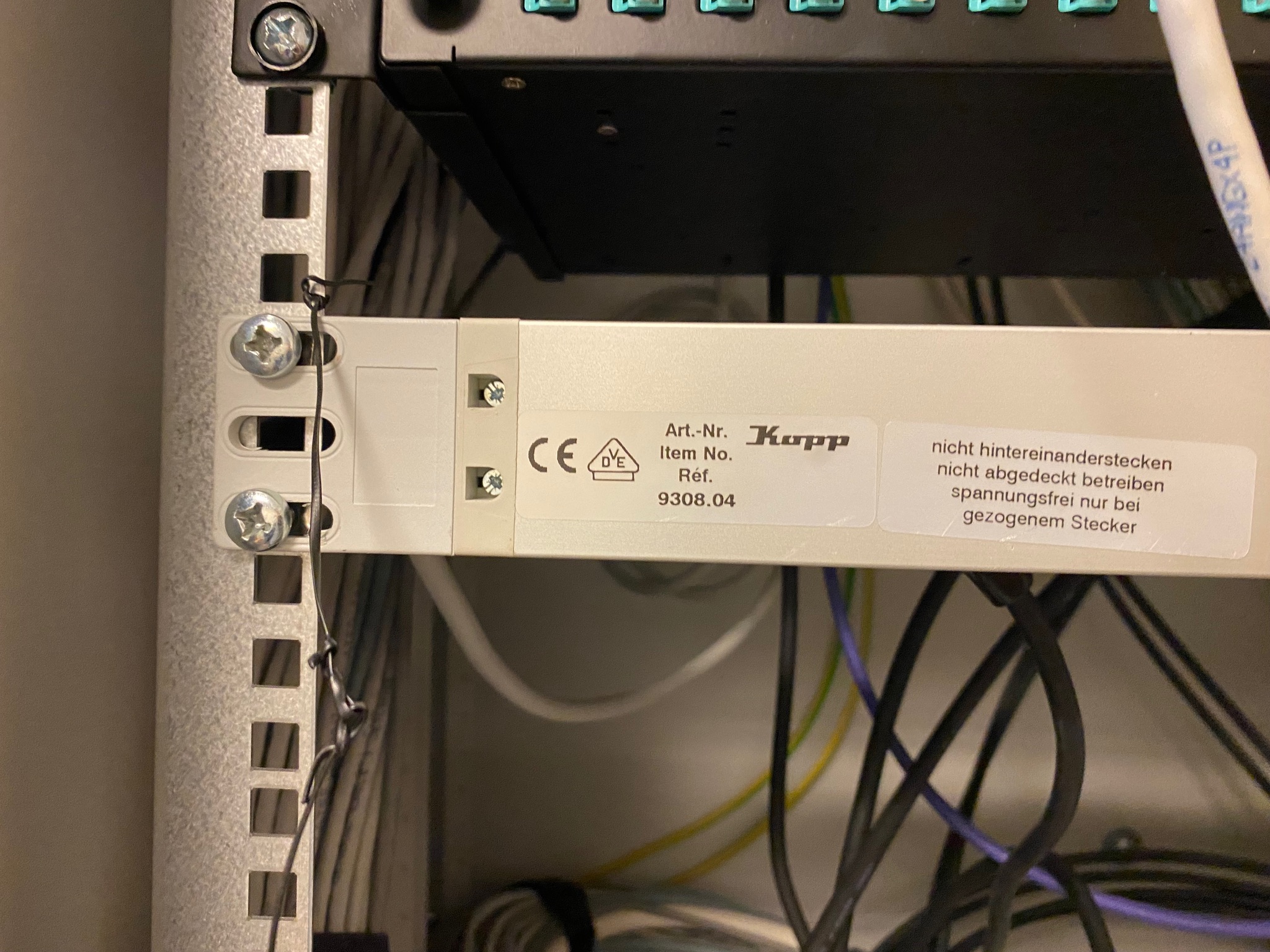 SELT / SOLD Tölvuskápur - serverskápur ásamt APC Smart-UPS 14