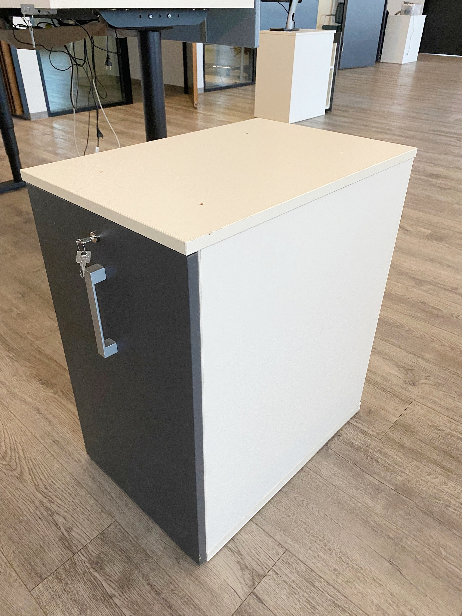 SELT / SOLD Skrifstofukálfur undir borð m/læsingu H70 B40 x D60 sm.