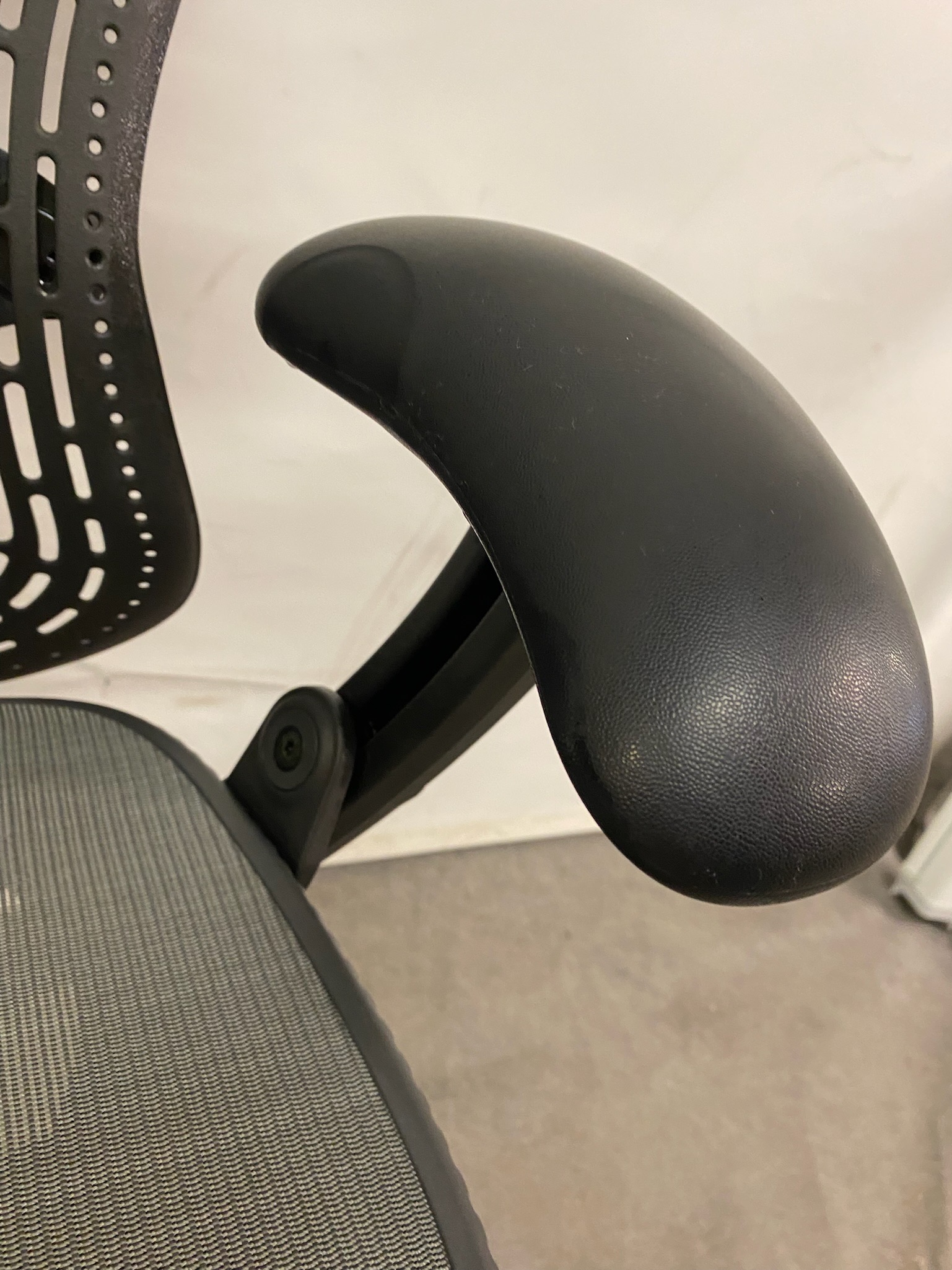 SELT / SOLD Herman Miller Mirra 8