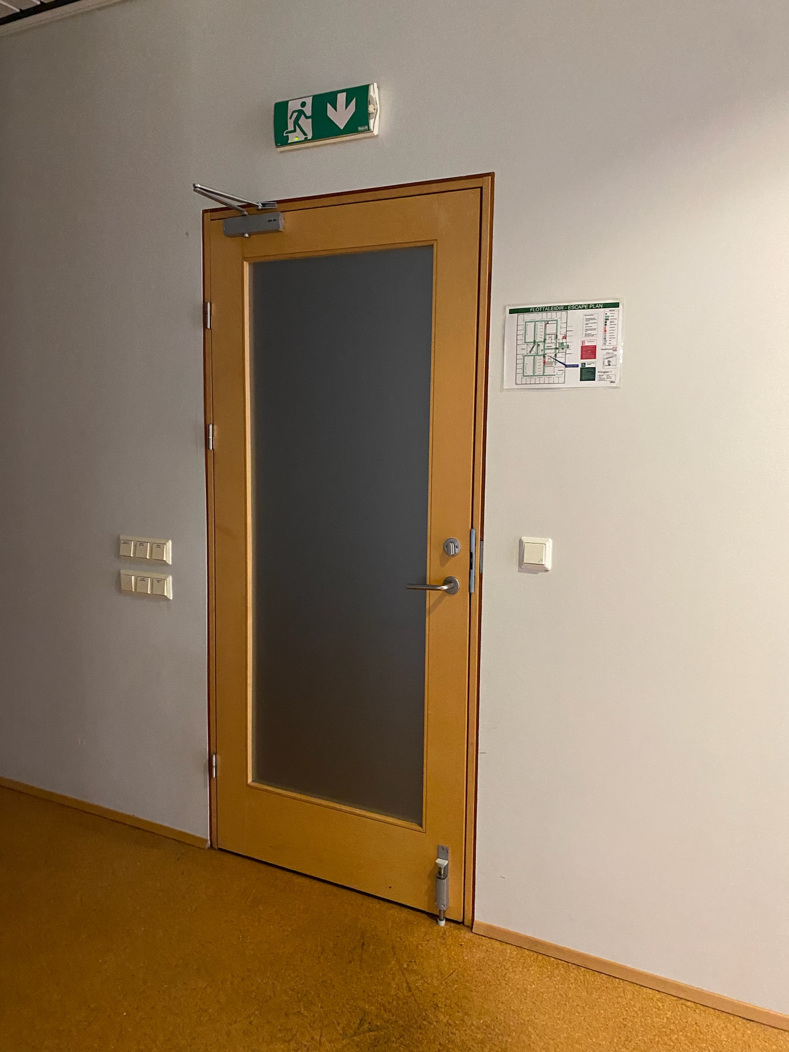 SELT / SOLD Viðarhurðir með pumpu og læsingu, H207xB94sm. -