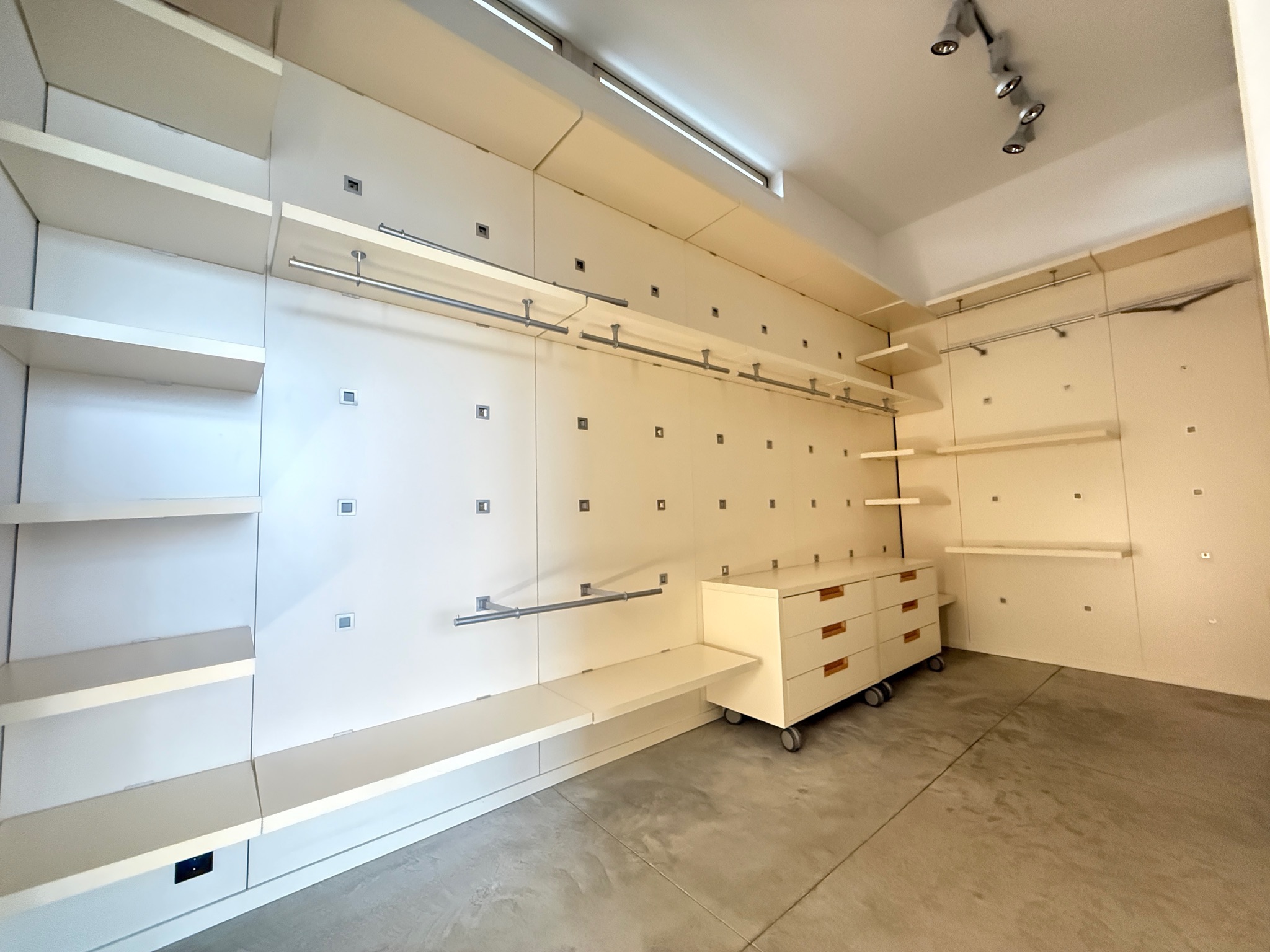 SELT / SOLD Tisettanta fataherbergi / Walk-In closet / Spegill 12 lengdarmetrar 2