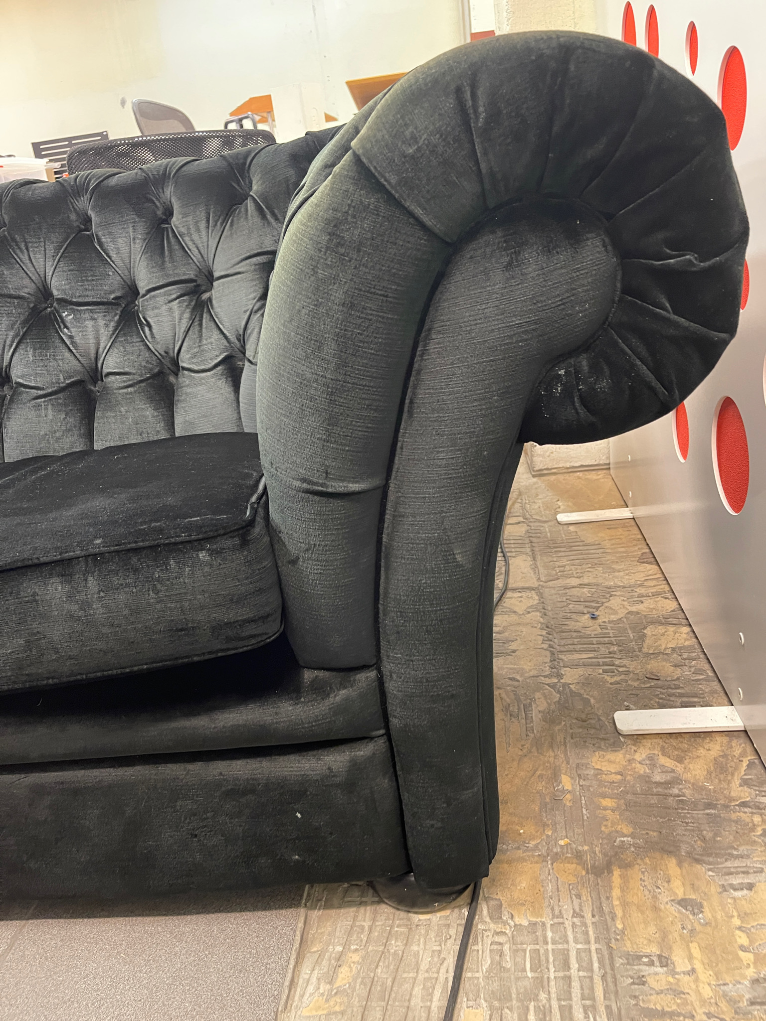 SELT / SOLD Fallegur Chesterfield flauels 3ja sæta sófi 2