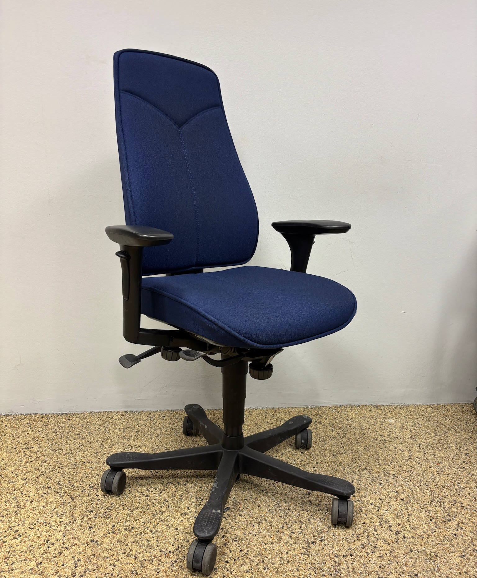 SELT / SOLD Kinnarps Skrifstofustóll á hjólum frá Pennanum 2