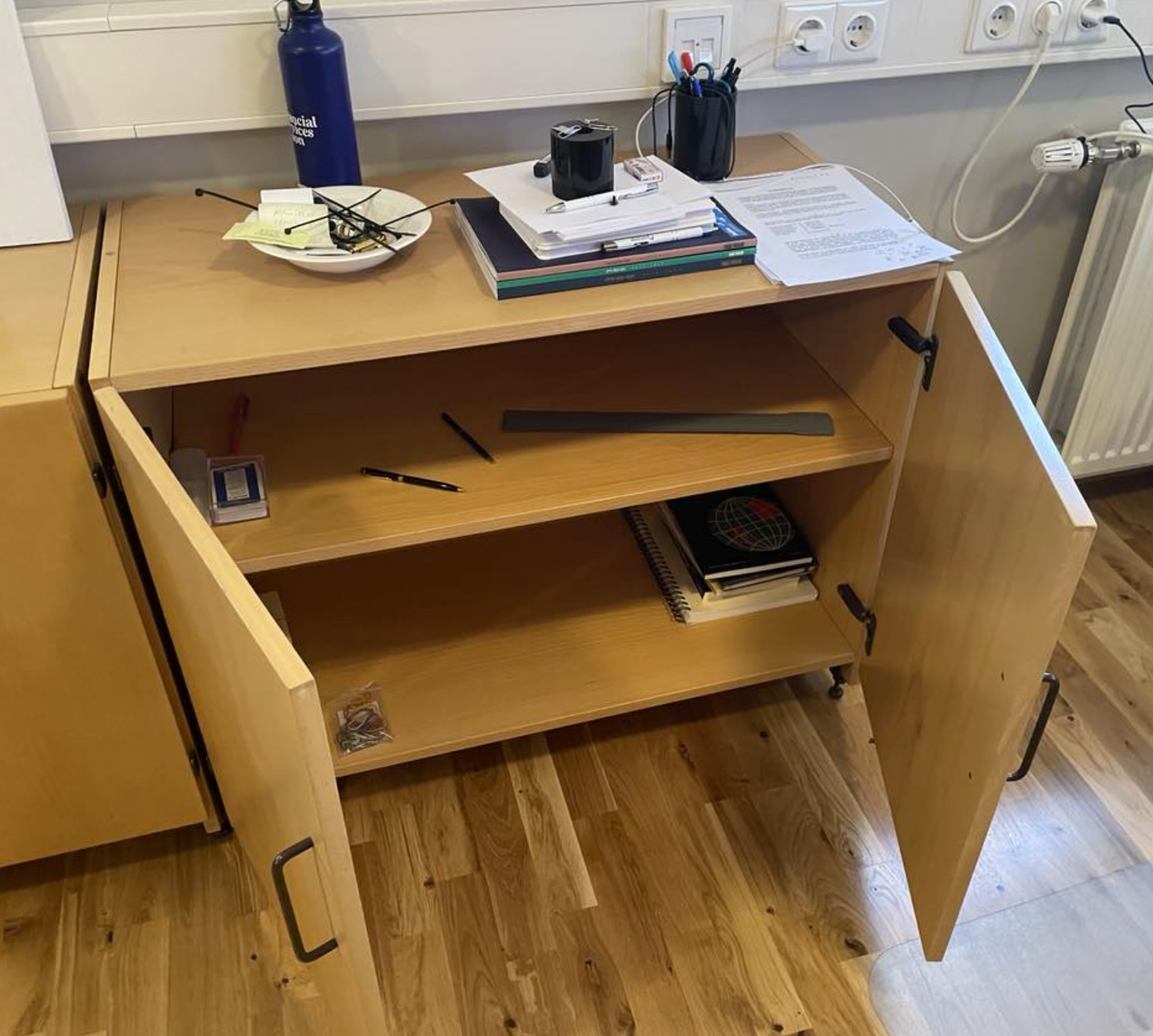 SELT / SOLD Skrifstofuskápur frá Á. Guðmundsson, H70 x B80 x D45 sm.