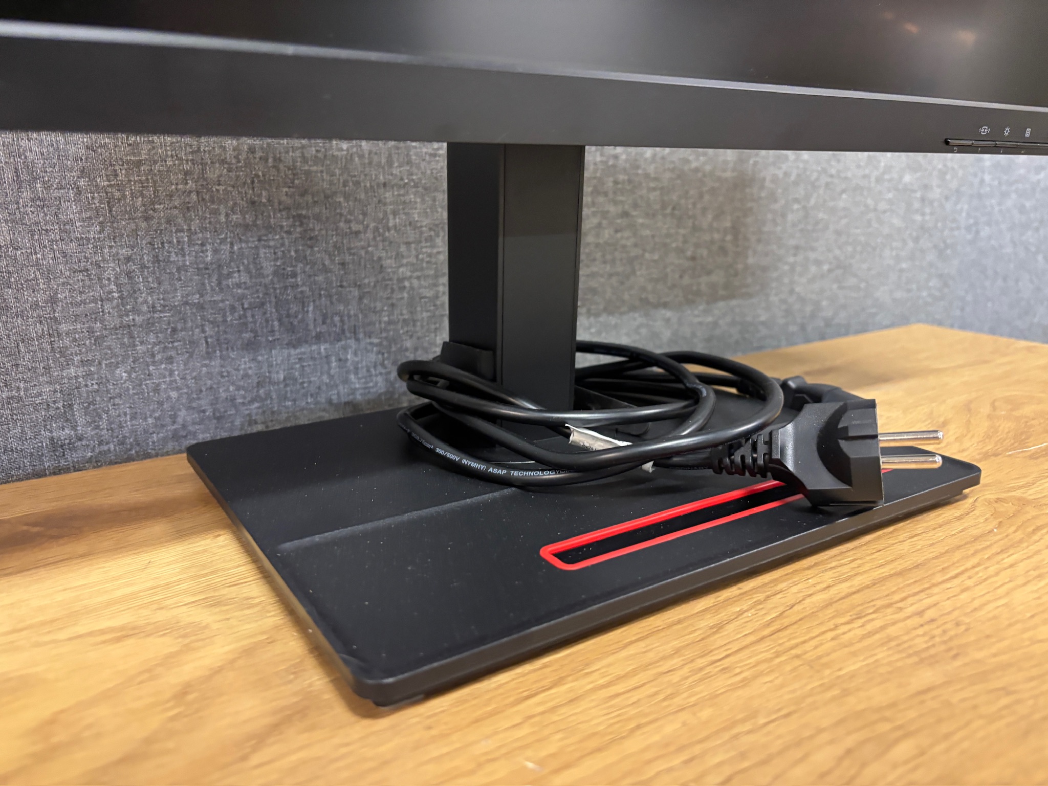 SELT / SOLD Lenovo USB-C tölvuskjár - 24'', 2560 x 1440p (1 stk.) 5
