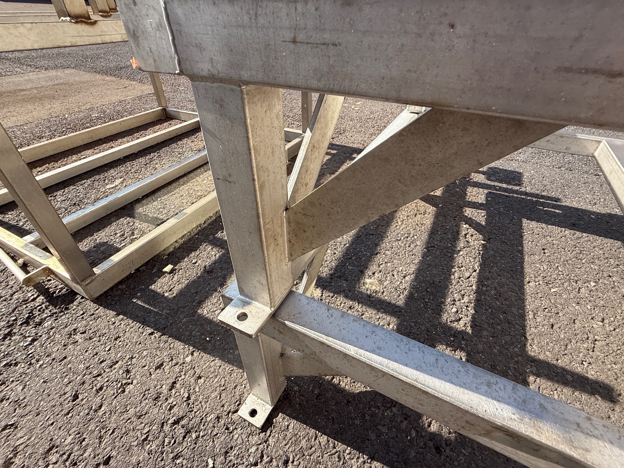 SELT / SOLD Grind ryðfrítt L120 x B95 x H30 sm 4