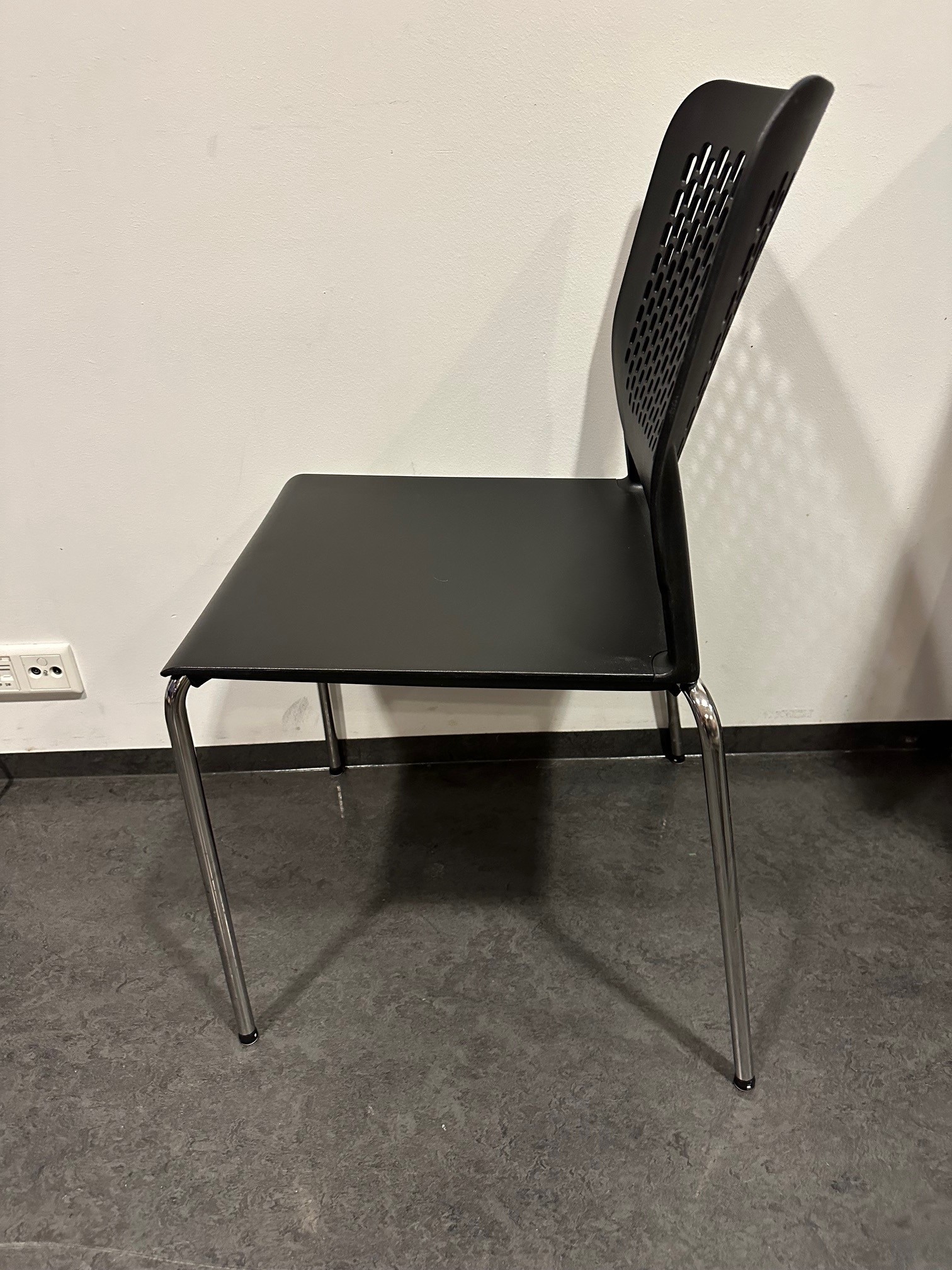 SELT / SOLD Stílhreinir eldhússtólar, svartir - staflanlegir (33 stk.) 2