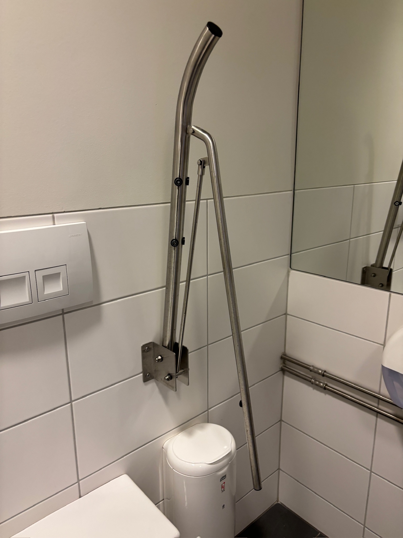 SELT / SOLD vegghengt salerni / WC fyrir fatlaða með hæglokandisetu (2 stk. 7