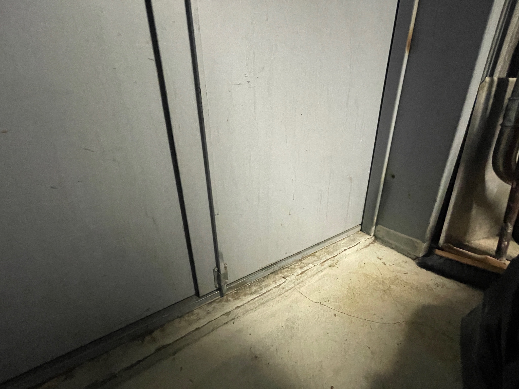 SELT / SOLD Eldvarnarhurð tvöföld í ramma með pumpu, H204,5 x B158,5 x Þ28 12