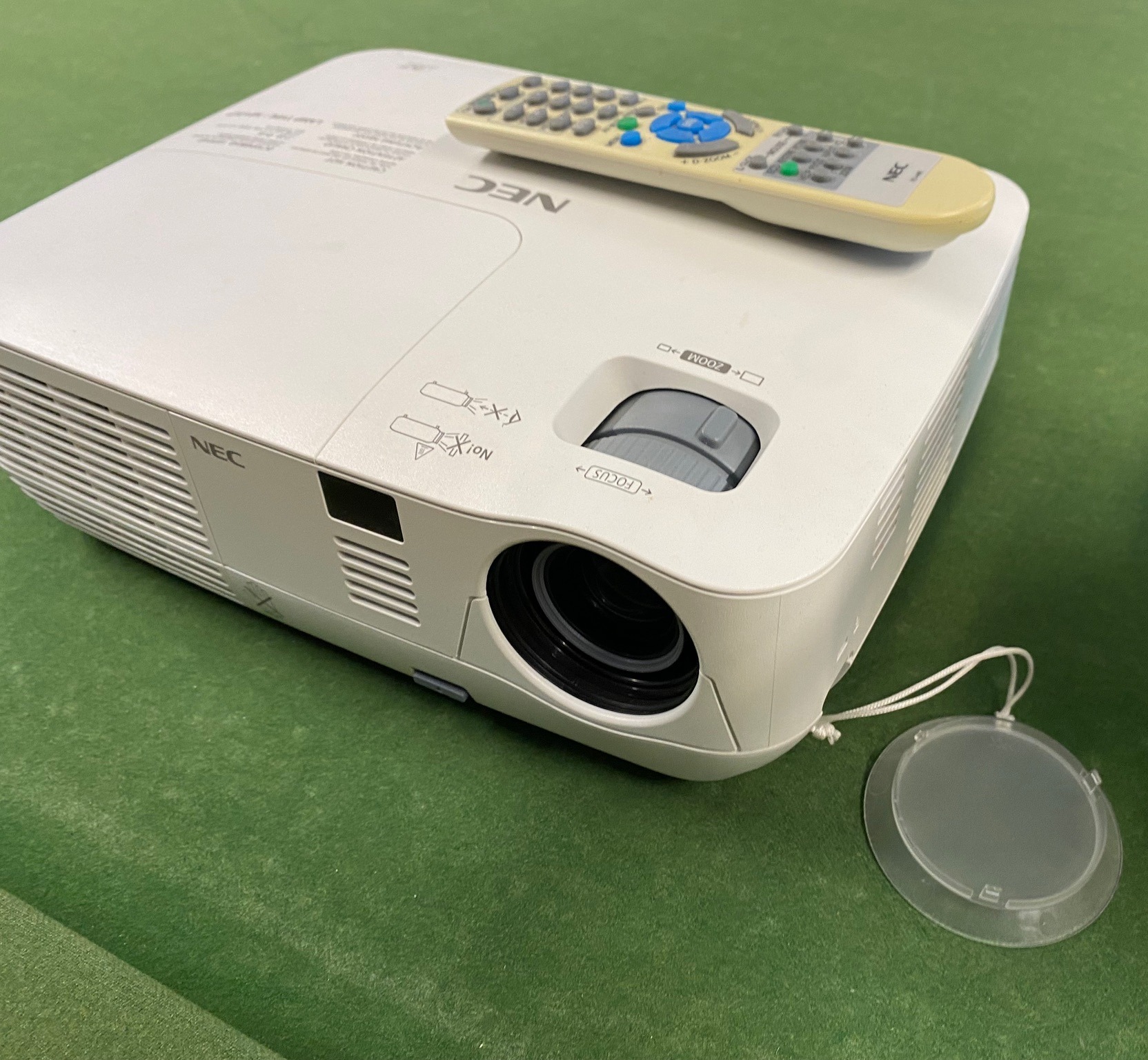 SELT / SOLD NEC V230X skjávarpi