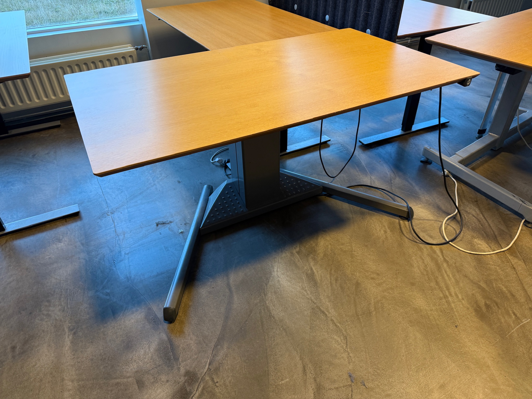 SELT / SOLD Kinnarps rafmagnsborð frá Pennanum, B140xD80sm.
