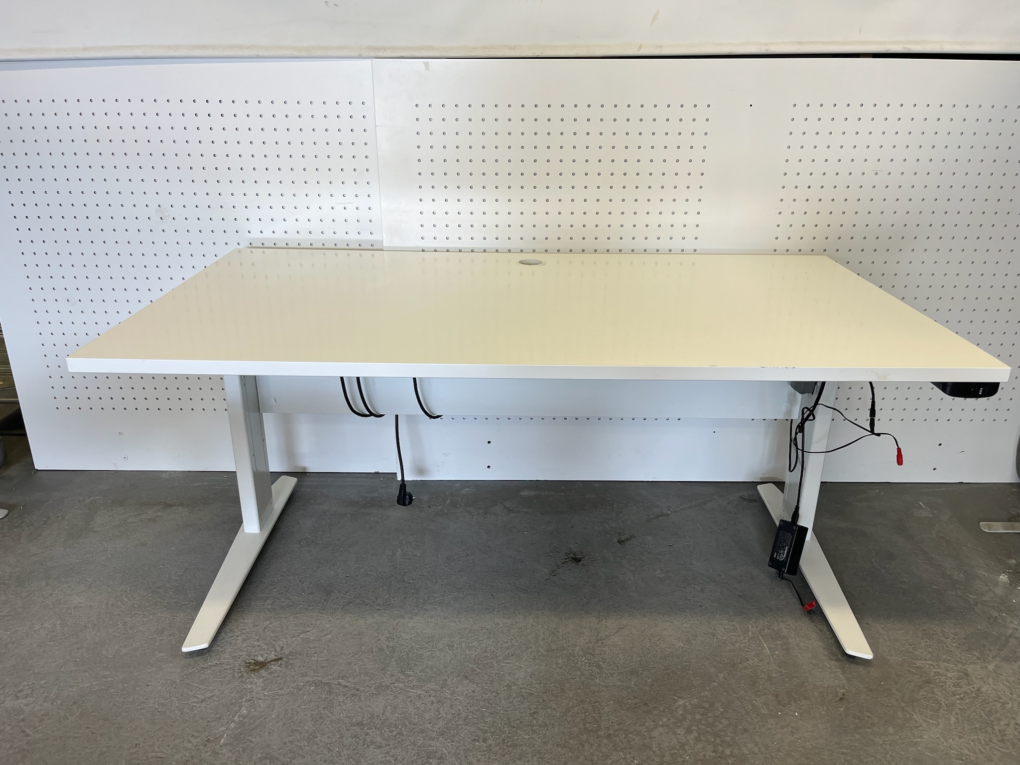 SELT / SOLD Rafmagnsborð með blygðunarspjaldi, B150xD80sm. (2 stk.) 2