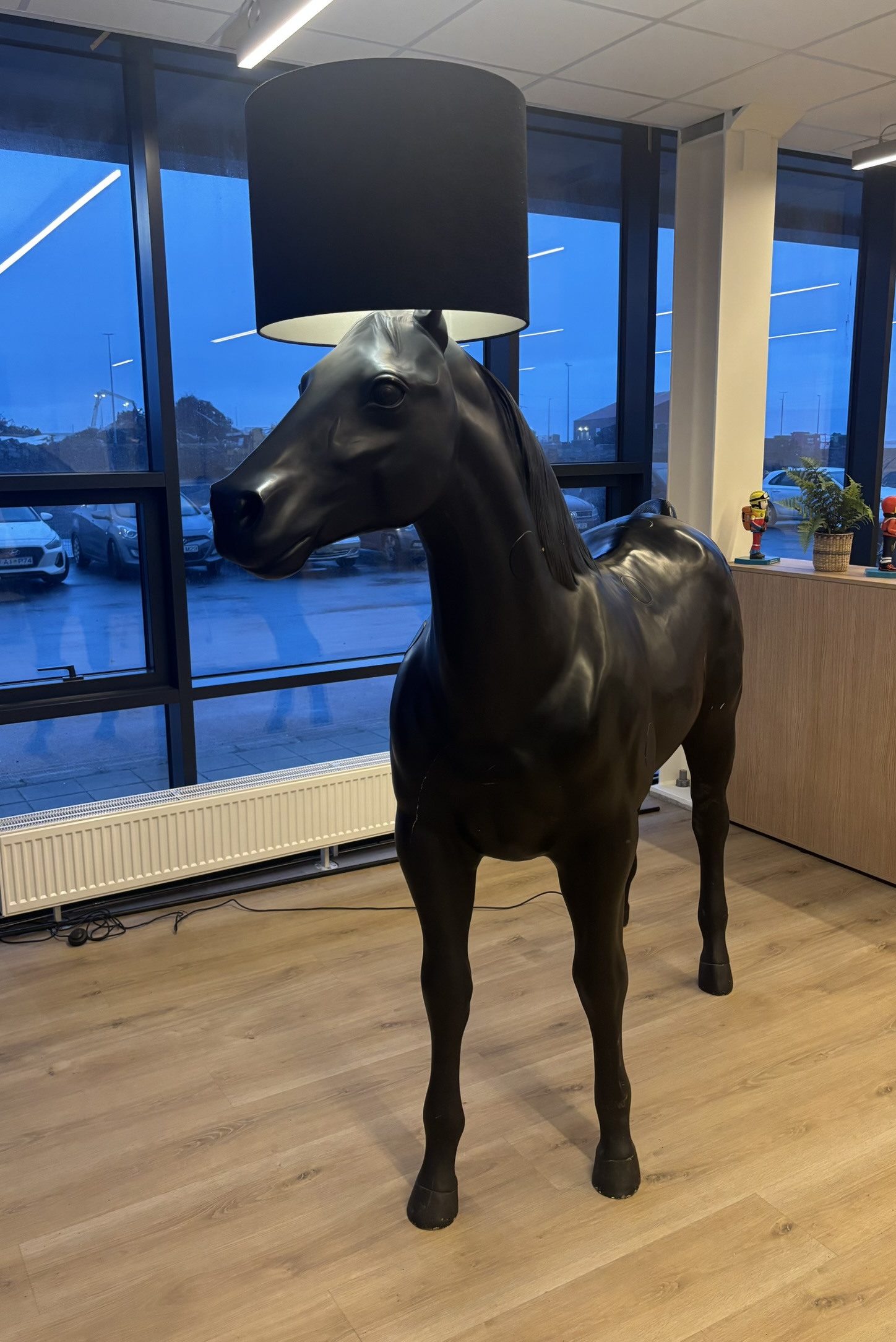 SELT / SOLD - Moooi Horse Lamp í fullri hestastærð