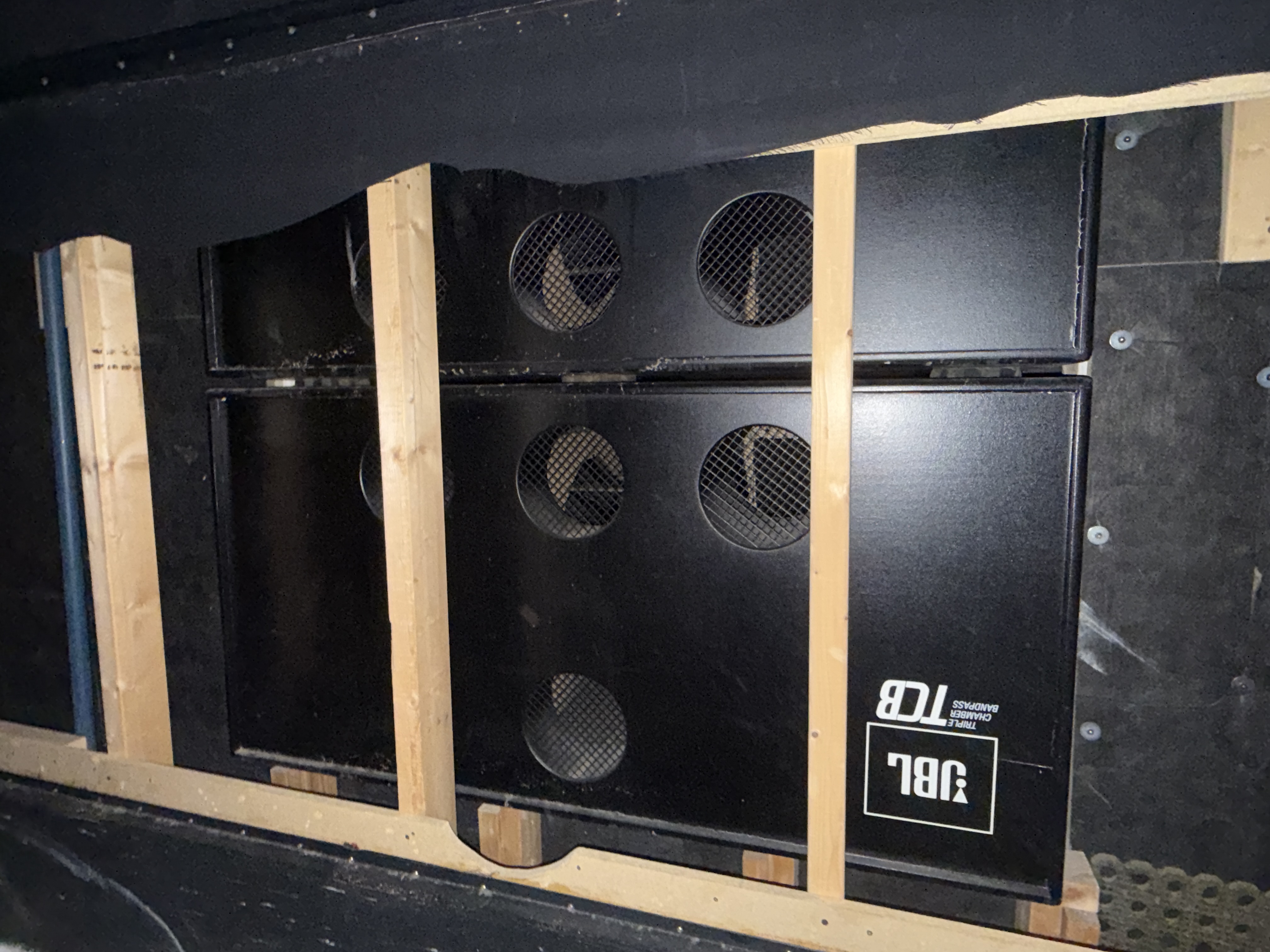 JBL TCB – Triple Chamber bassaeiningar (10 stk) - Sambíóin Álfabakka 3