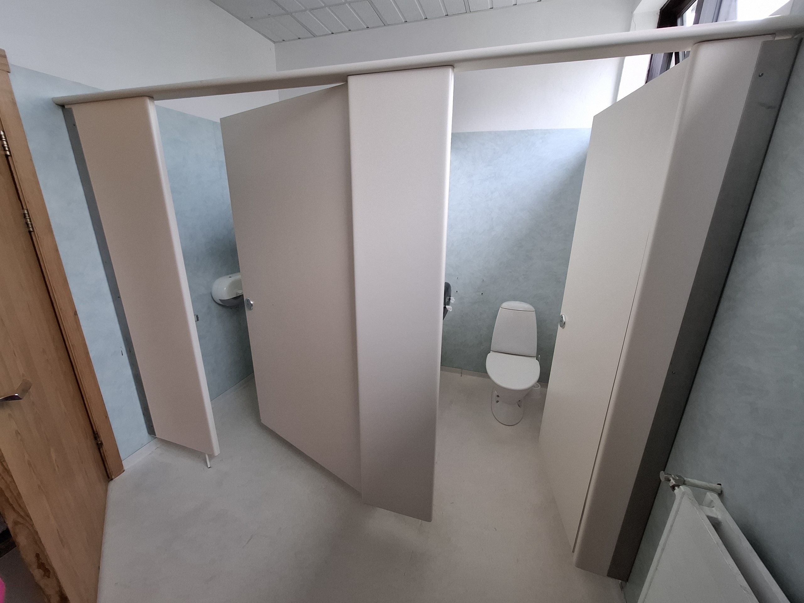 SELT / SOLD Nýleg WC skilrúm fyrir 2 klósett 2