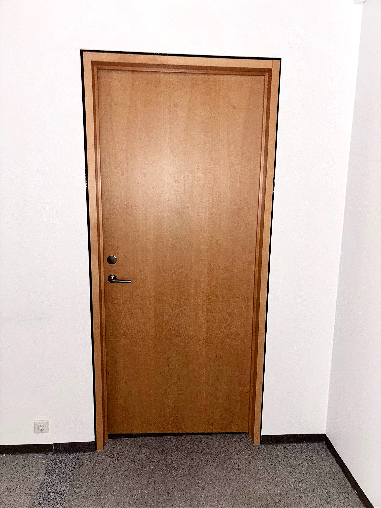 SELT / SOLD Eldvarin viðarhurð með pumpu og fellilista, 30mín, H219xB99sm.