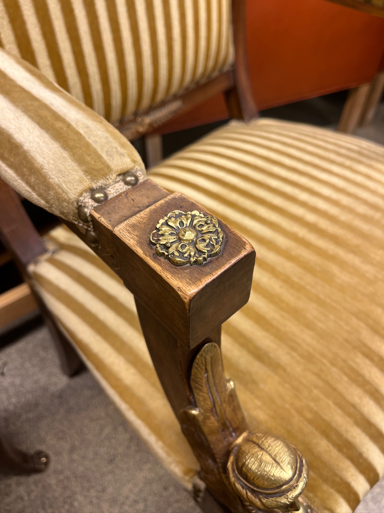 SELT / SOLD Einstakt antík sófi ásamt 4 stólum, handútskornir 6