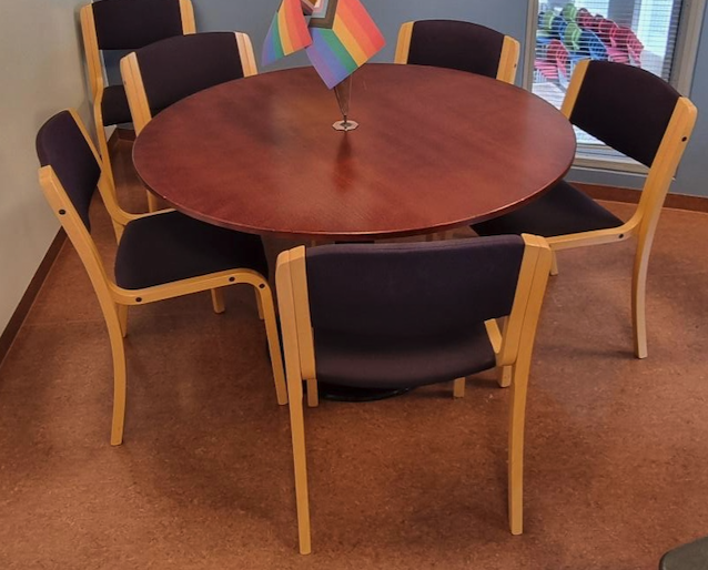SELT / SOLD Viðarstóll, staflanlegur (12 stk.) 3
