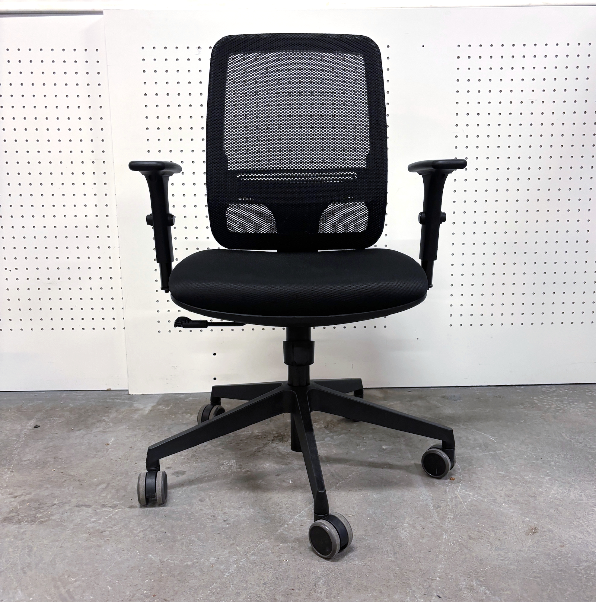 SELT / SOLD Dauphin skrifborðsstóll frá Pennanum 2