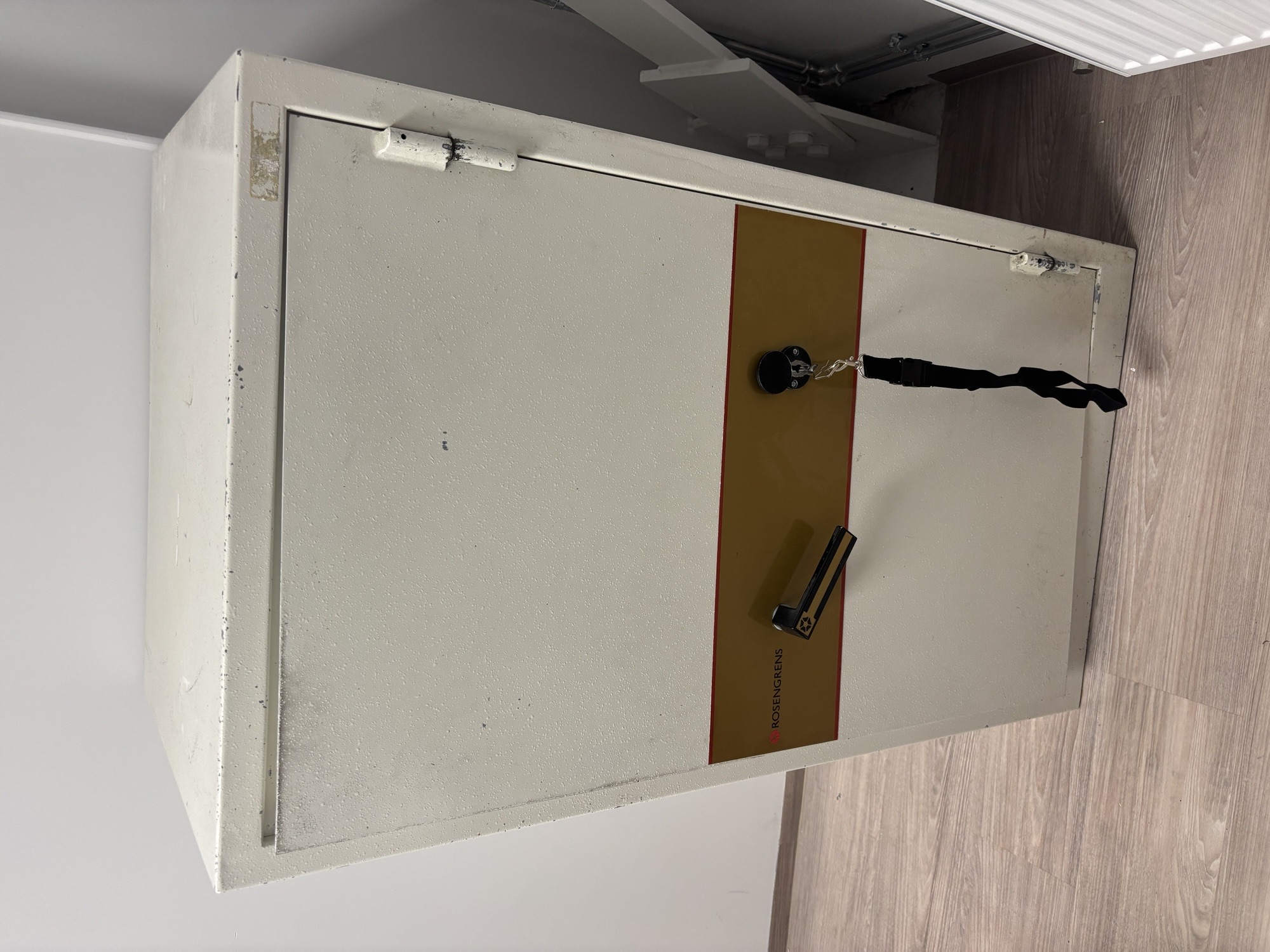 SELT / SOLD Rosengrens verðmætaskápur 2