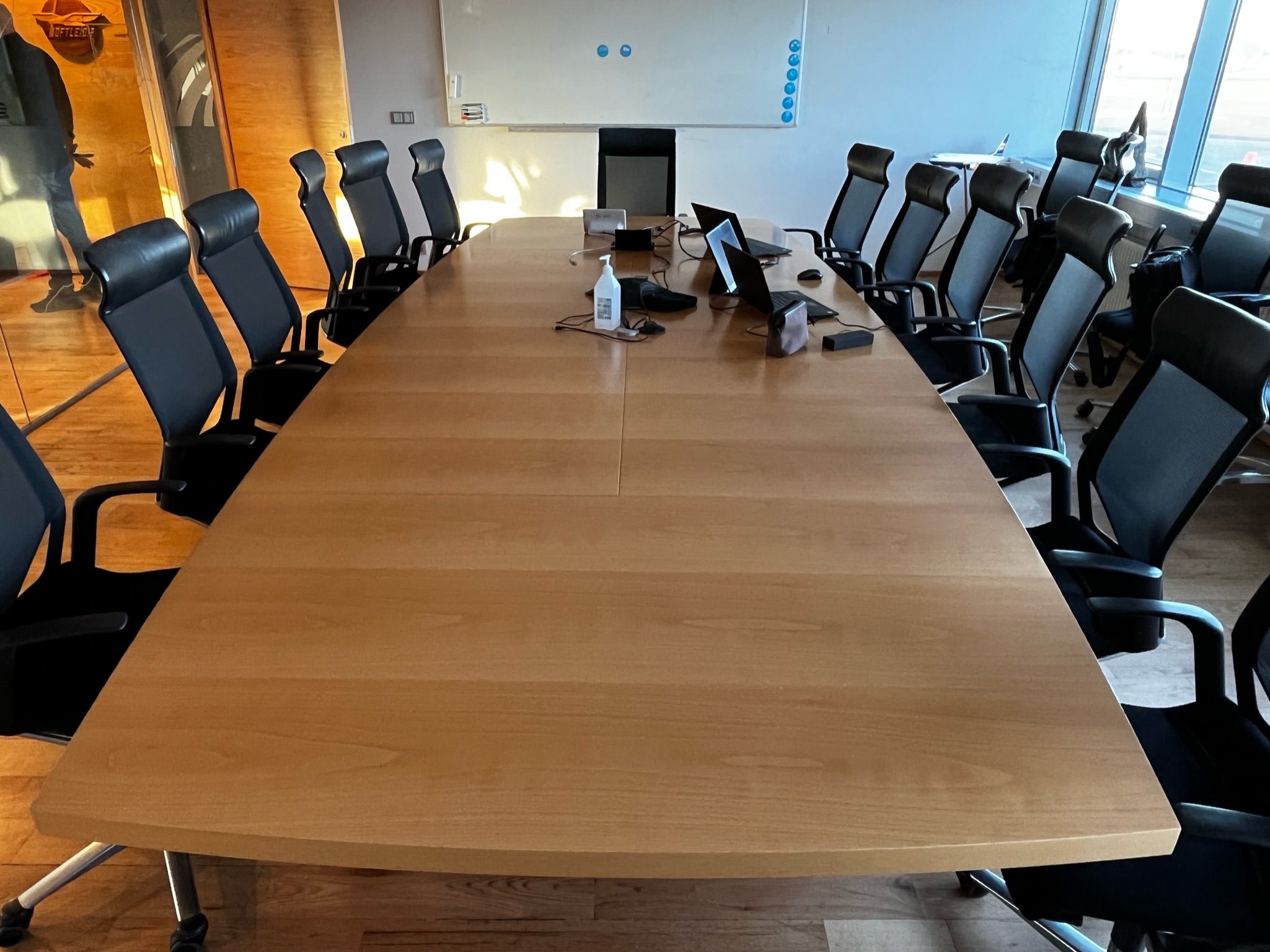 Fundarborð 12 til 14 manna 320 sm. m.Crestron búnaði