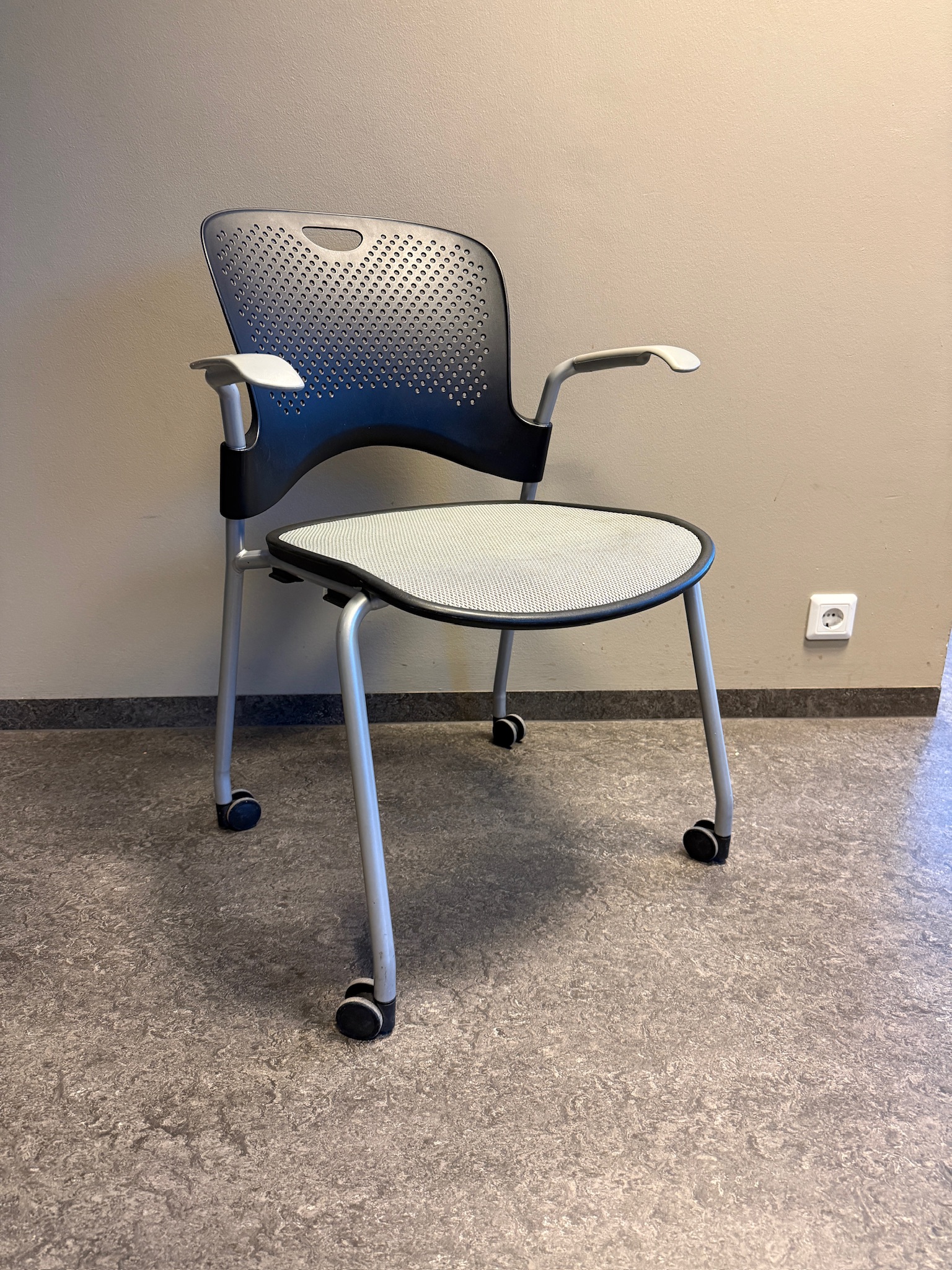 SELT / SOLD Herman Miller fundarstóll á hjólum frá Pennanum