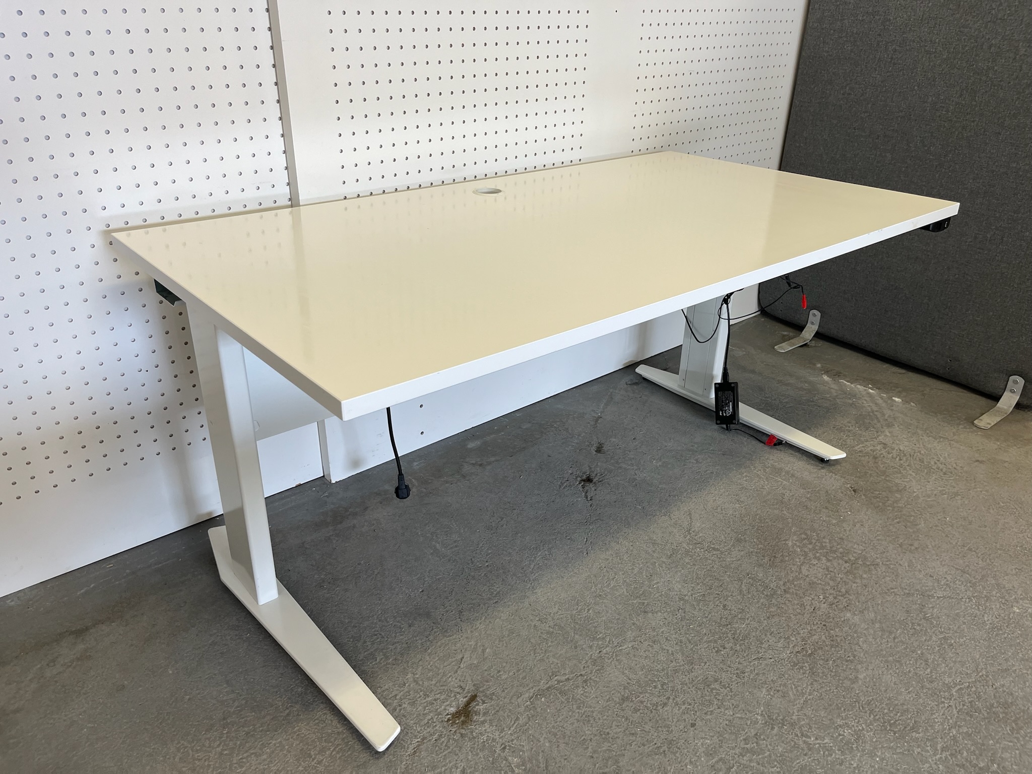 SELT / SOLD Rafmagnsborð með blygðunarspjaldi, B150xD80sm. (2 stk.)