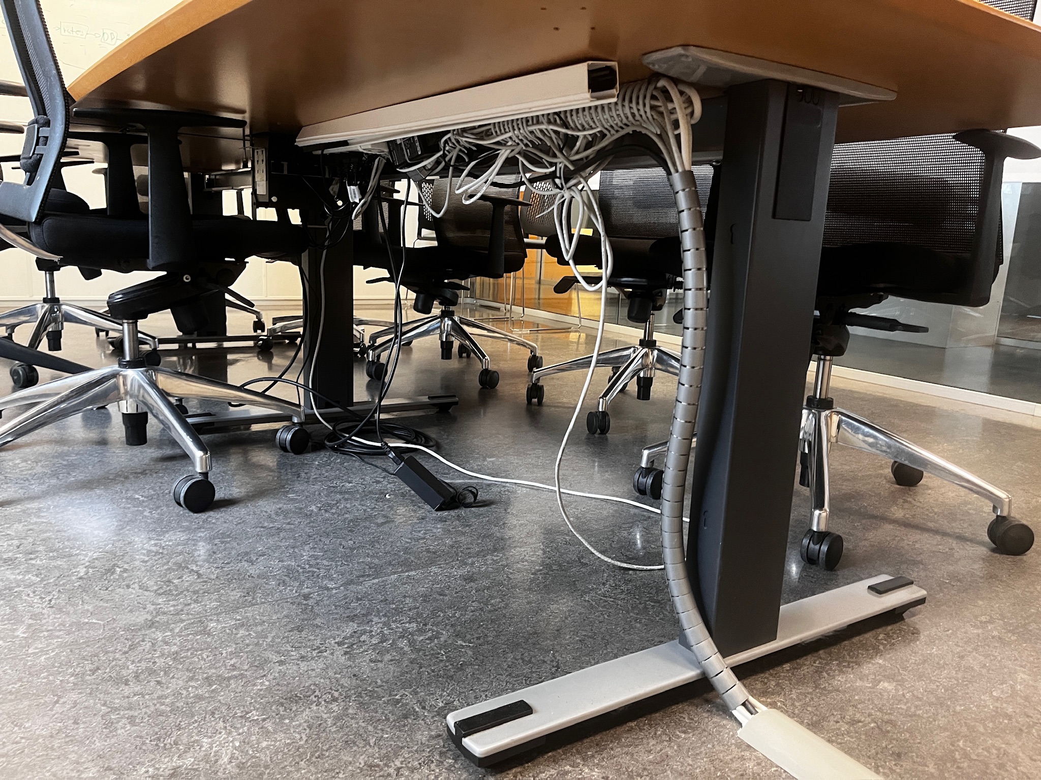 SELT / SOLD Fundarborð með tengladokku, 8-10 manna, L320 x B120 x H73 sm. 5