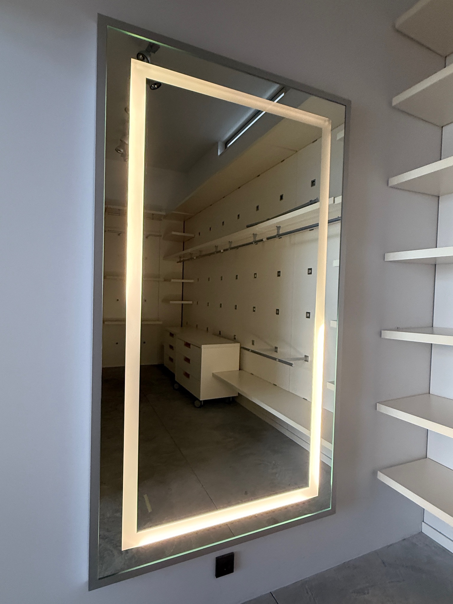 SELT / SOLD Tisettanta fataherbergi / Walk-In closet / Spegill 12 lengdarmetrar 12