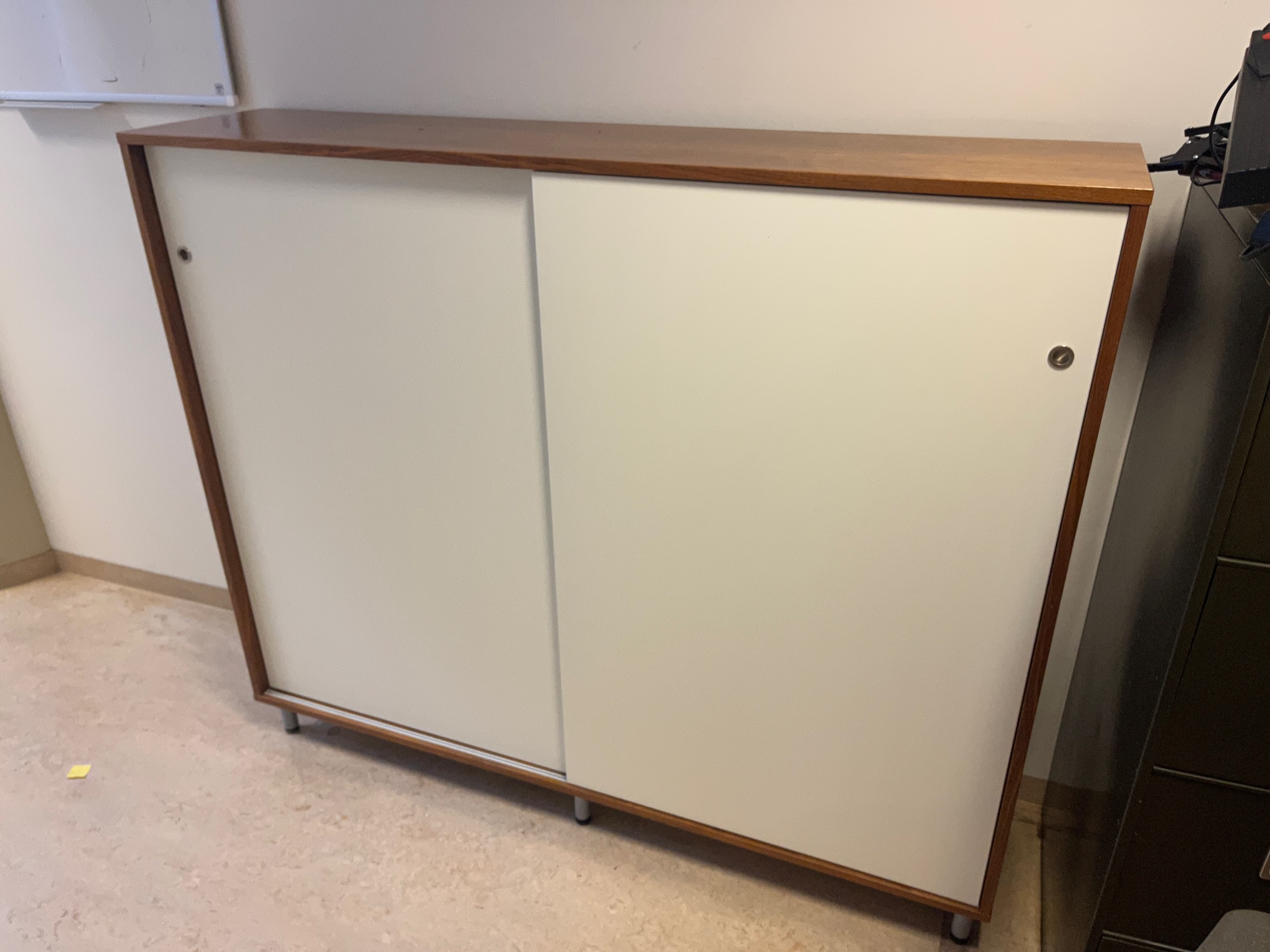 SELT / SOLD Skrifstofuskápur H134sm x B160sm
