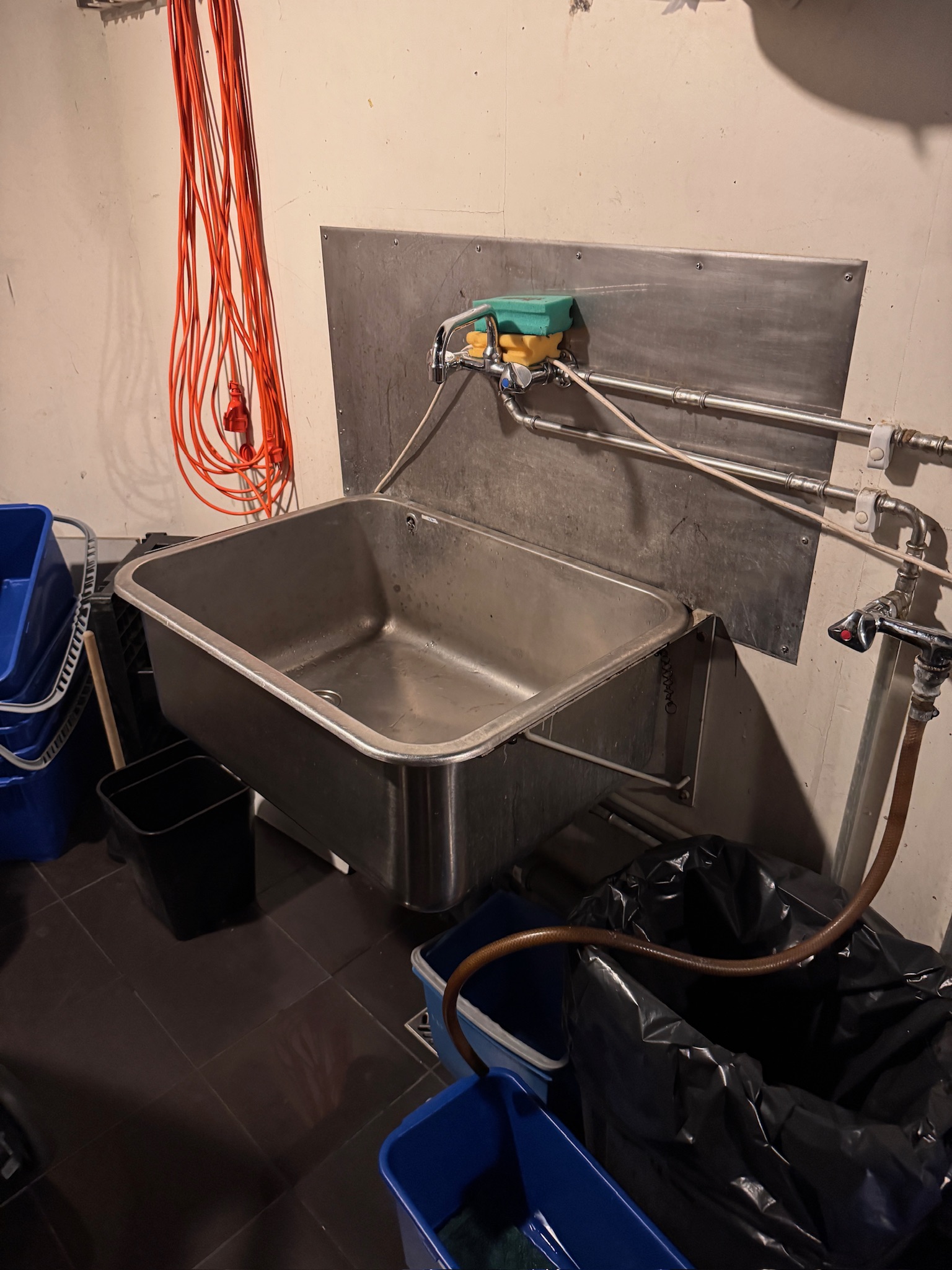 SELT / SOLD Ryðfrí handlaug með blöndunartæki